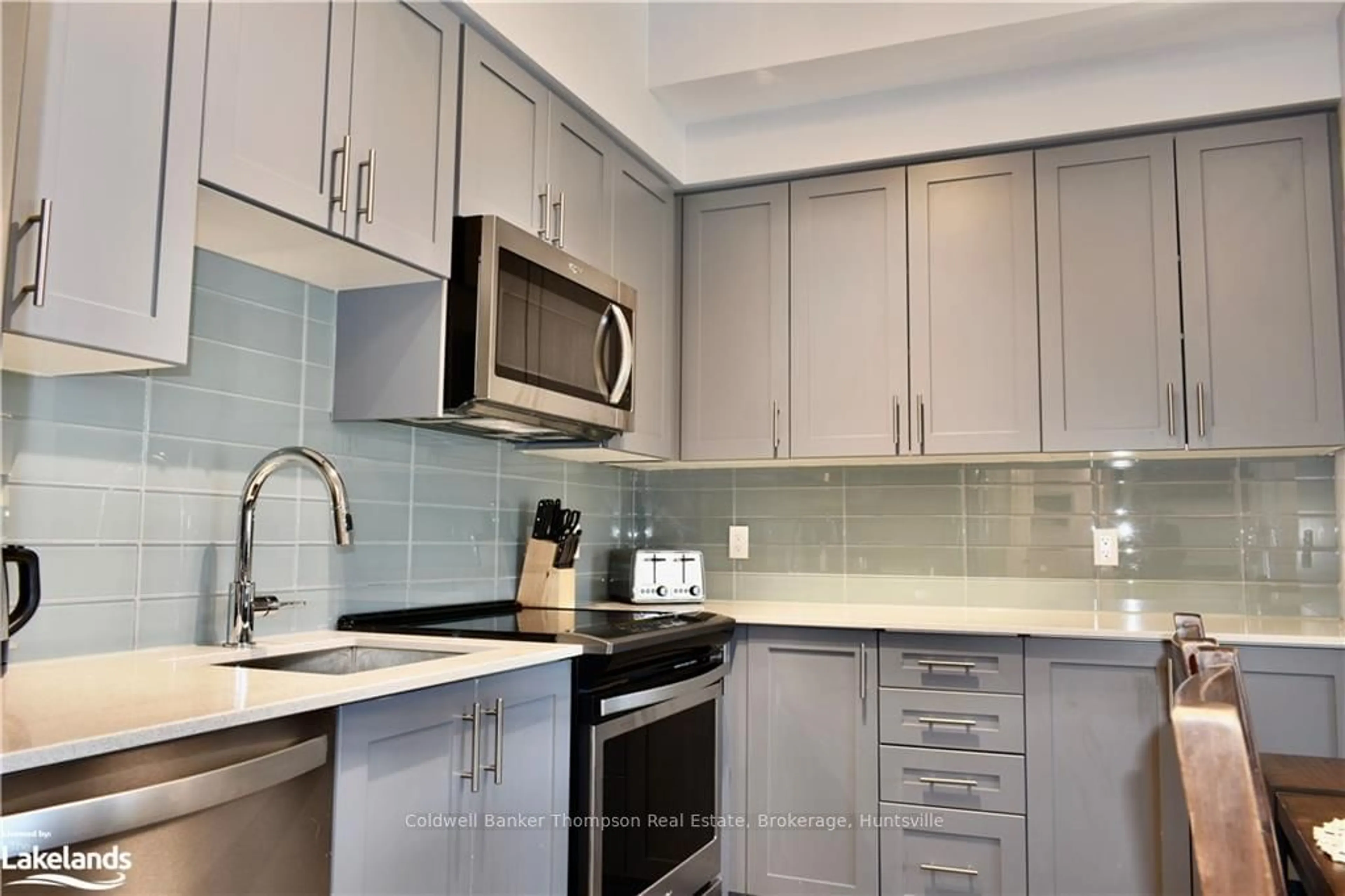 Standard kitchen for 25 PEN LAKE POINT Rd #404, Huntsville Ontario P1H 1A9