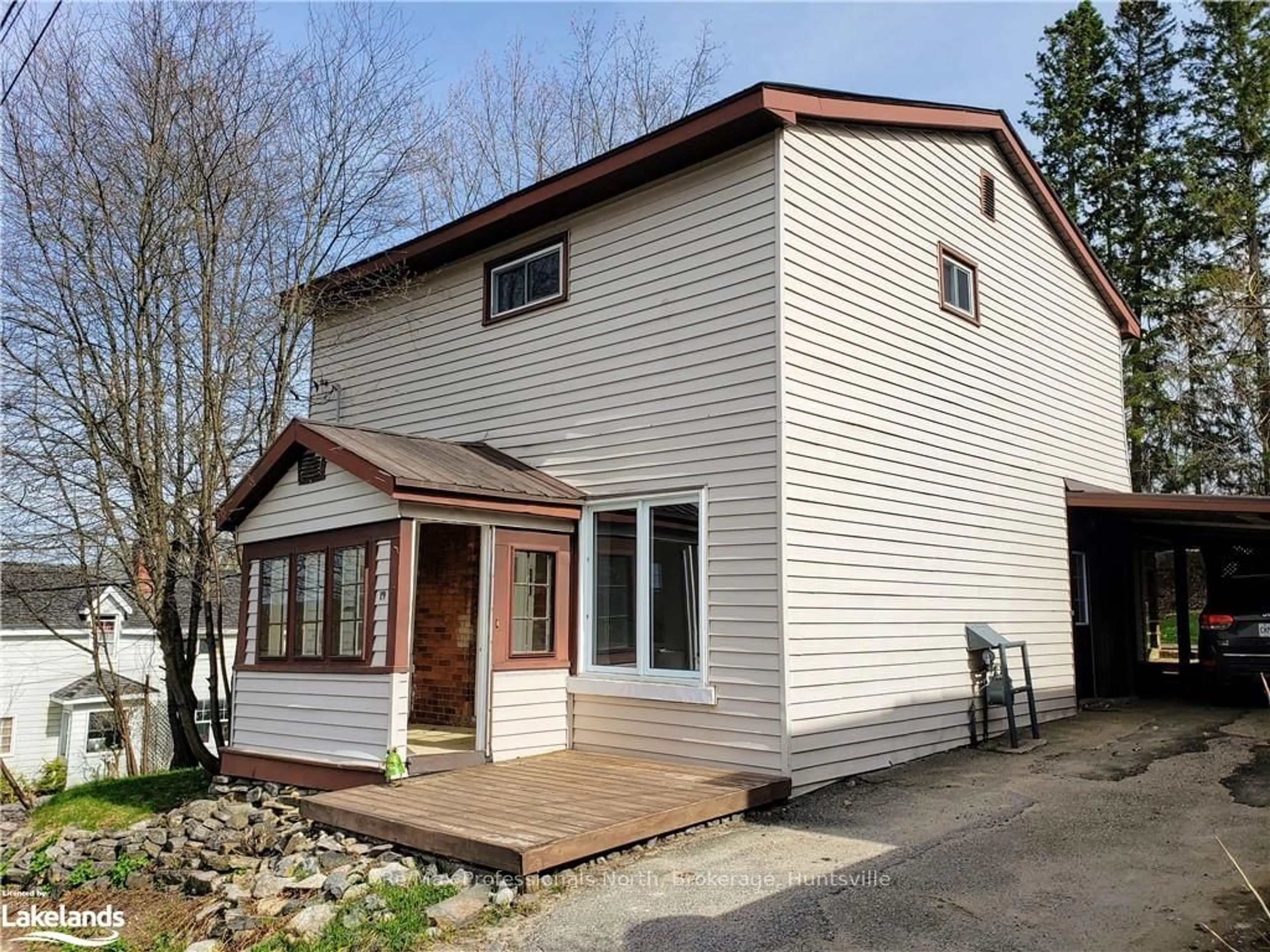 Frontside or backside of a home, cottage for 19 LANSDOWNE St, Huntsville Ontario P1H 1W1