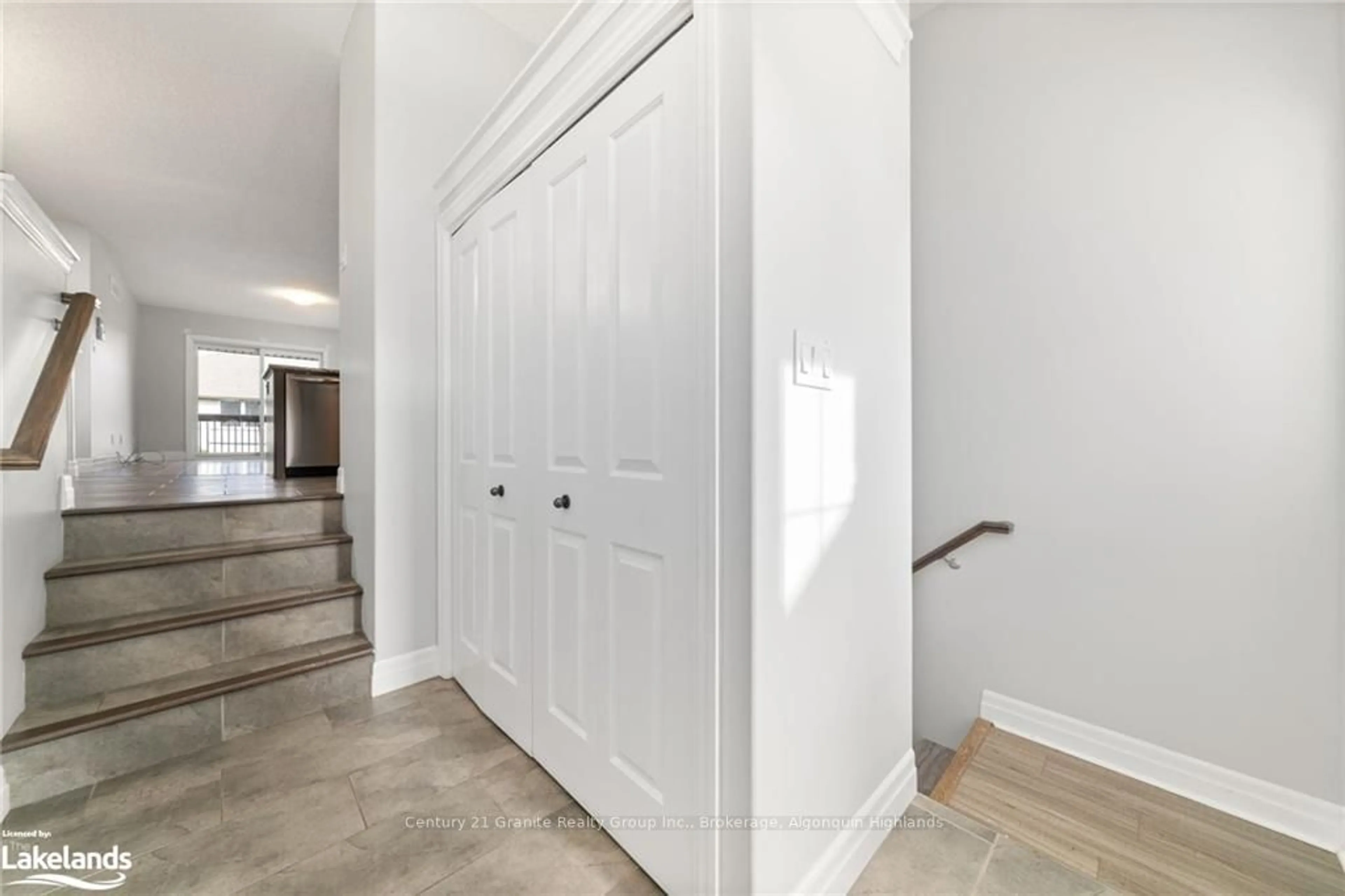 Indoor entryway, wood floors for 7 CORTLAND Cres, Quinte West Ontario K0K 1B0