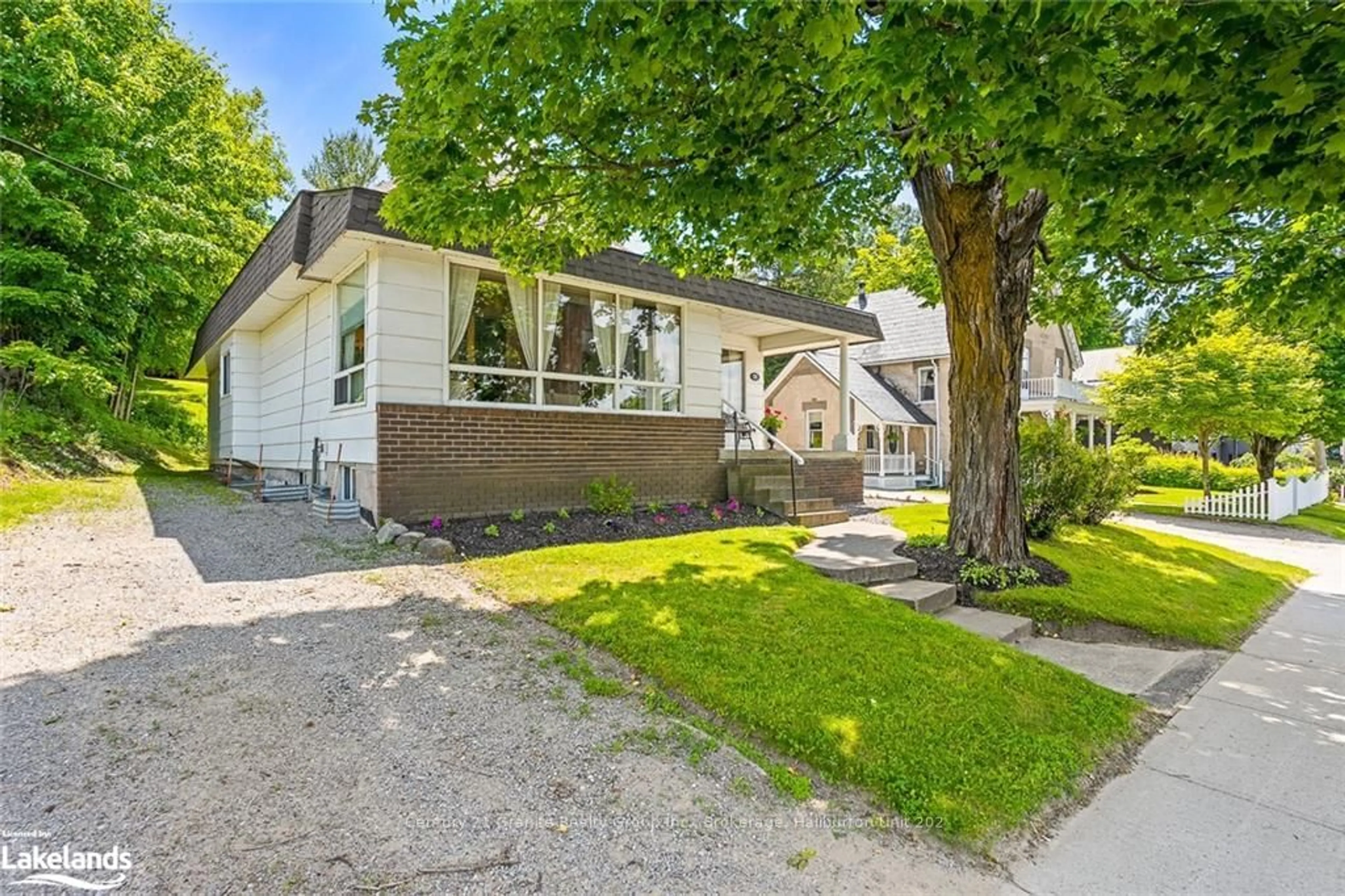 Frontside or backside of a home, cottage for 136 HIGHLAND St, Dysart et al Ontario K0M 1S0