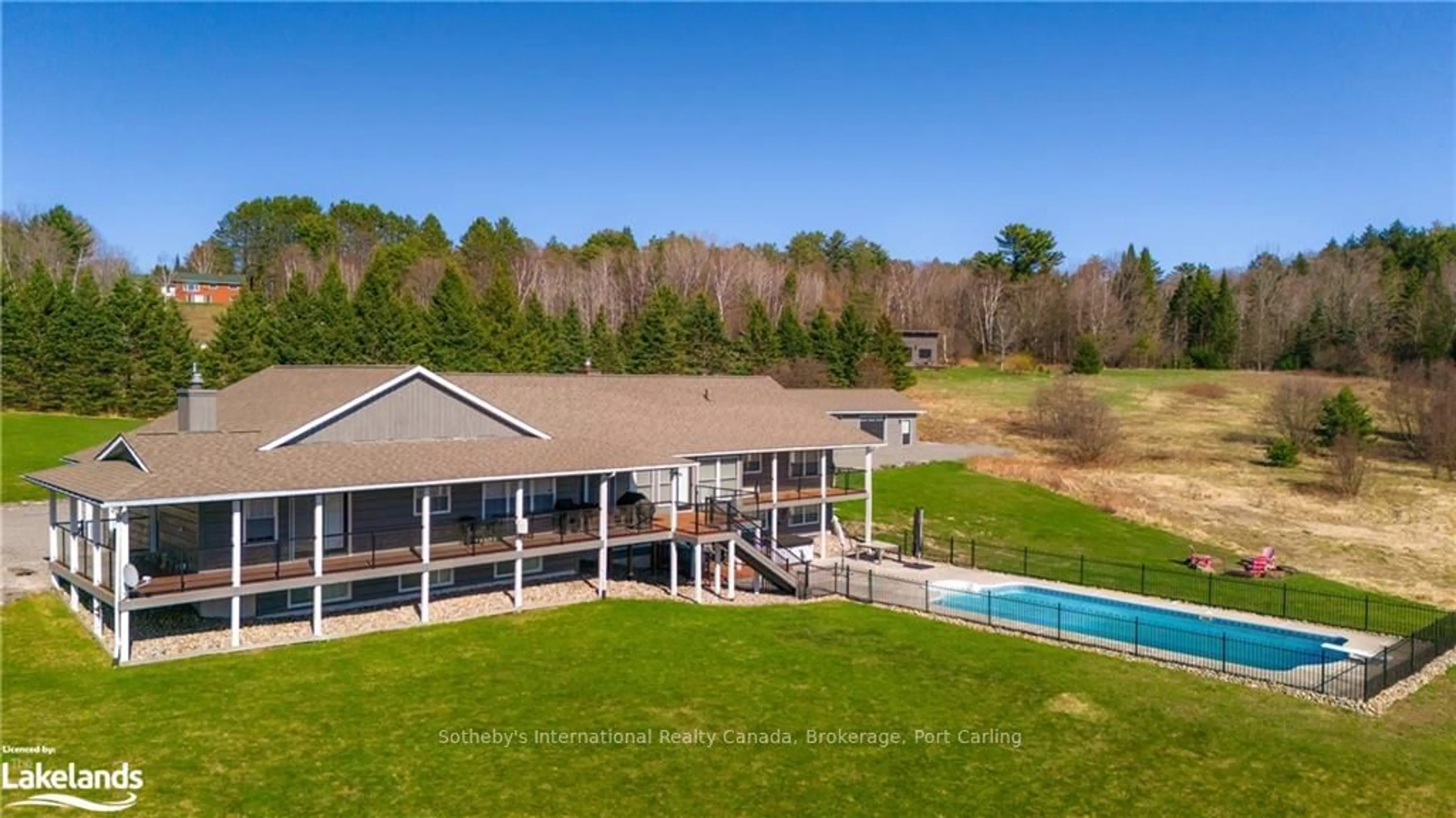 Indoor or outdoor pool for 427 WEST BROWNS Rd, Huntsville Ontario P1H 2J3