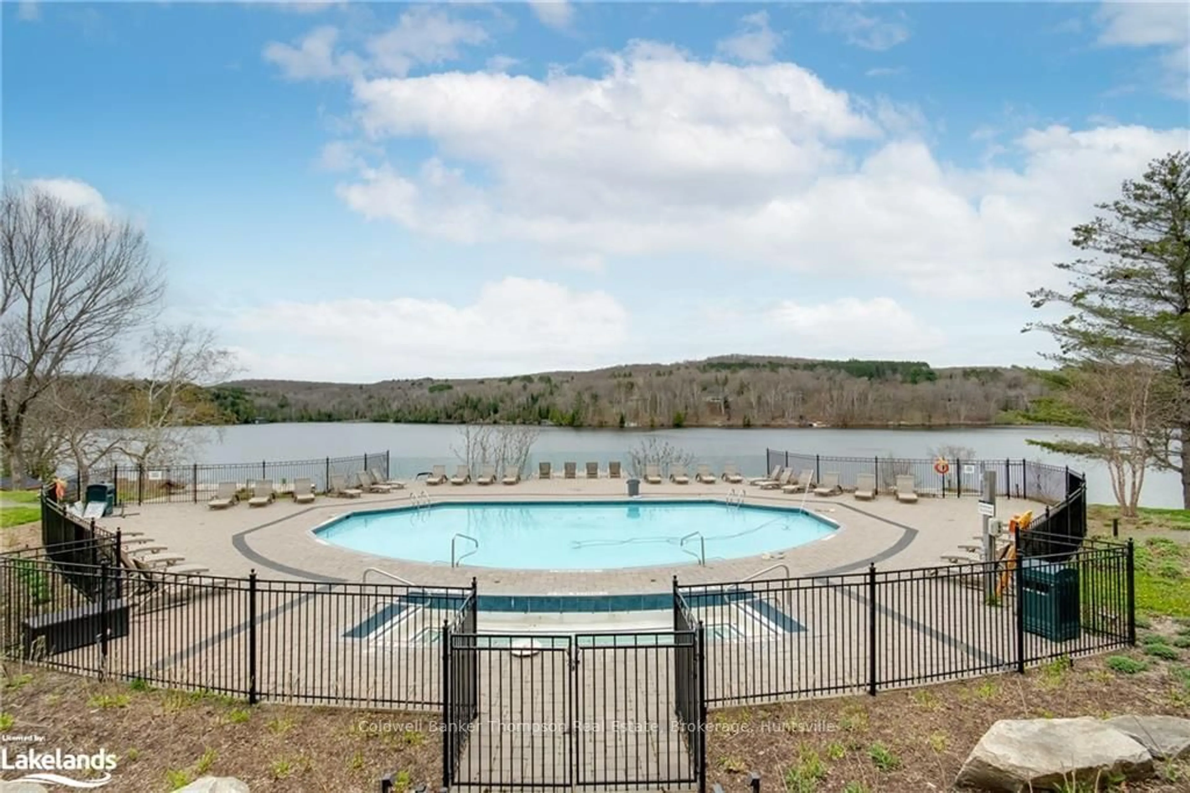 Indoor or outdoor pool for 25 PEN LAKE POINT Rd #119, Huntsville Ontario P1H 1A9