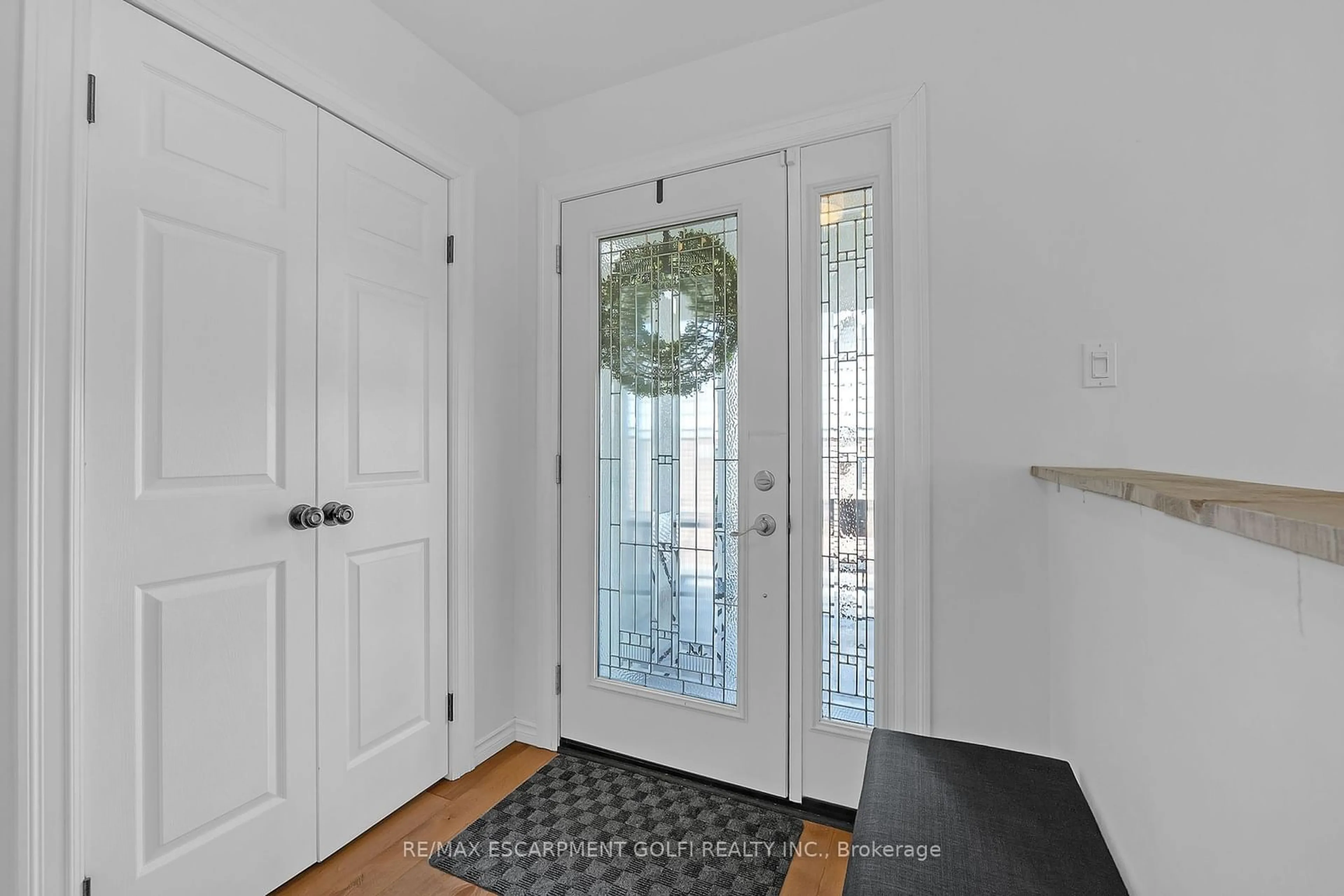 Indoor entryway, wood floors for 98 FORESTGATE Dr, Hamilton Ontario L9C 6A3