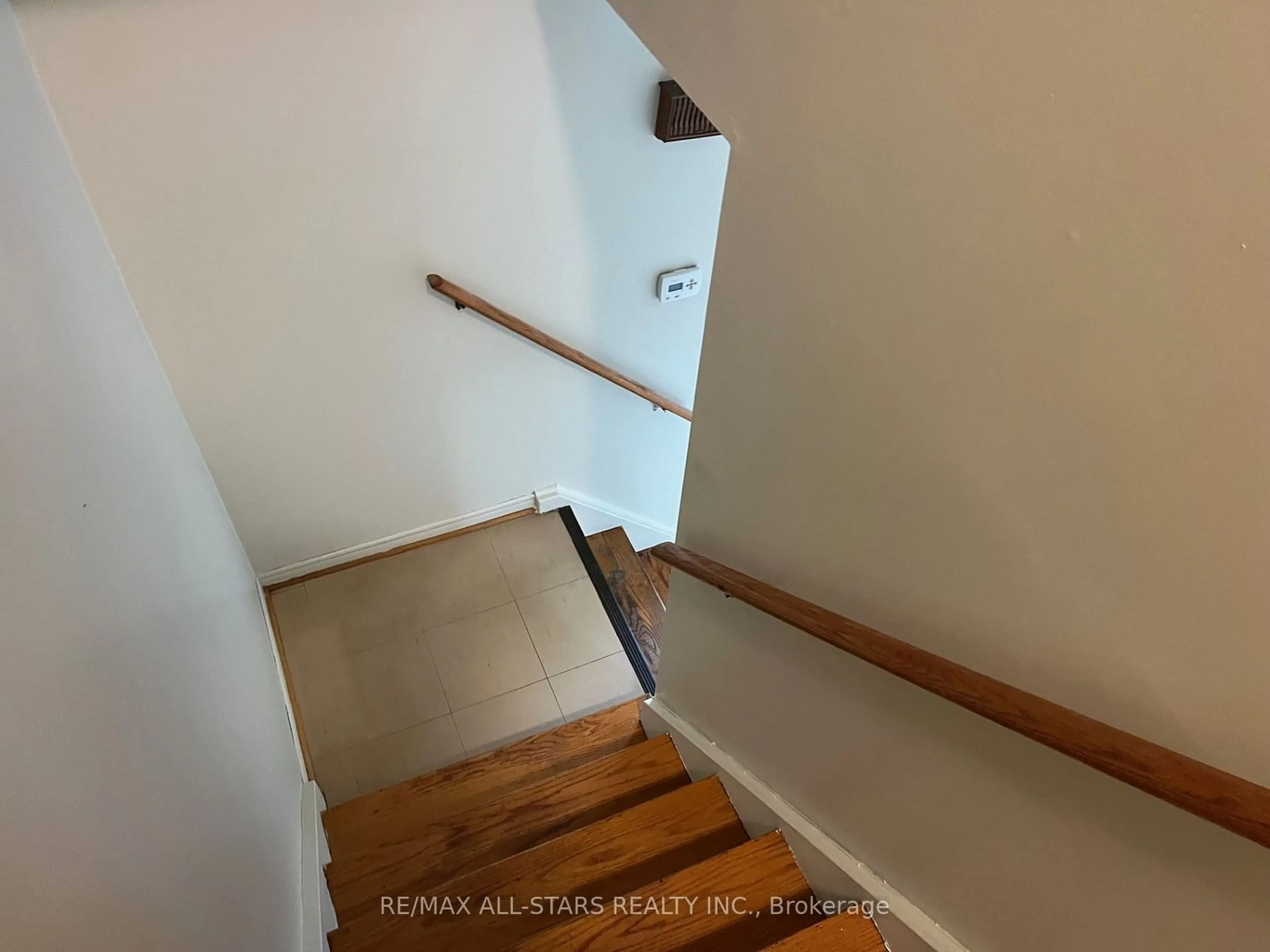 Stairs for 55 Maryknoll Ave, Kawartha Lakes Ontario K9V 1A7