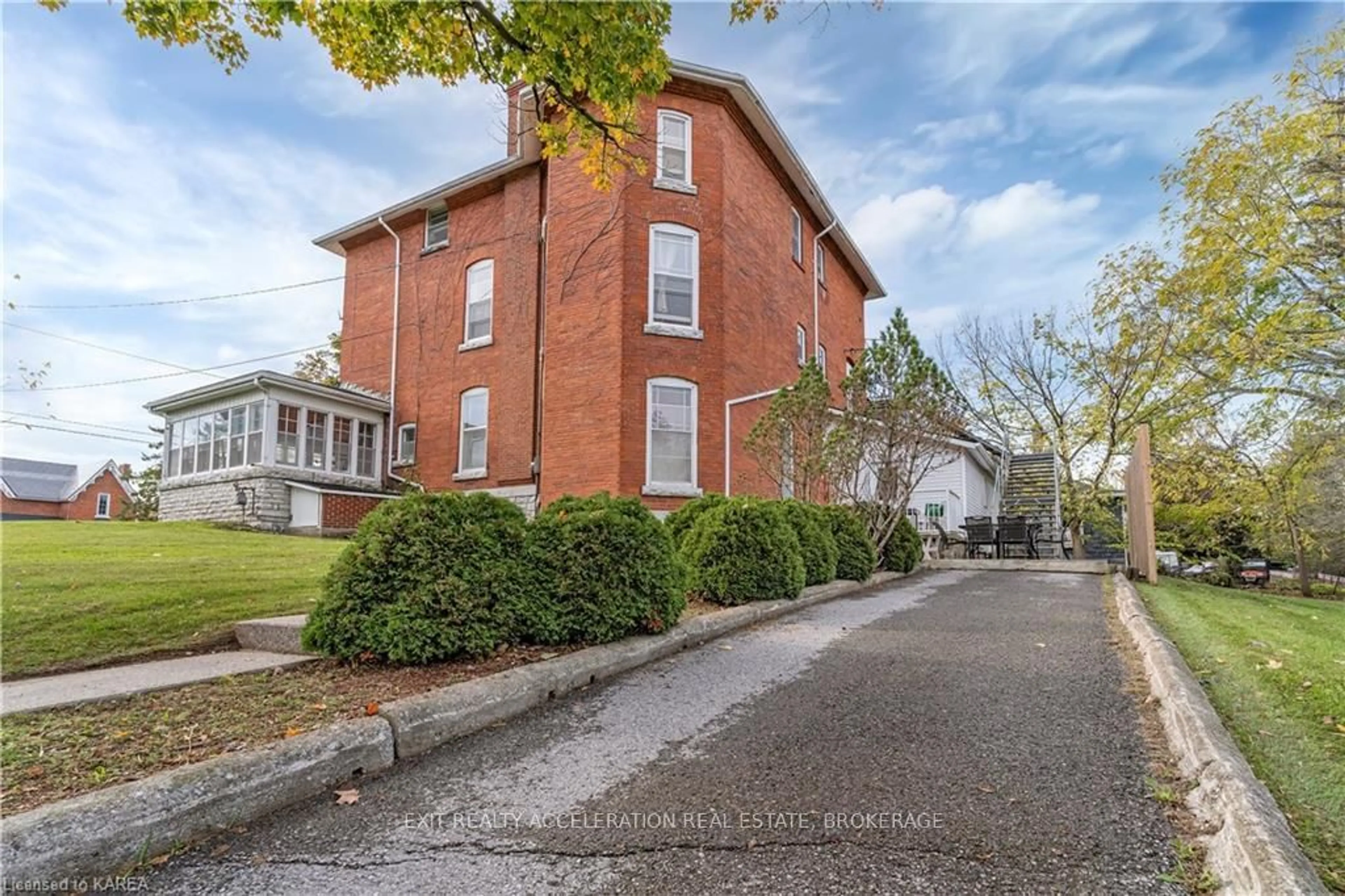 A pic from exterior of the house or condo, the street view for 231 Dundas St, Greater Napanee Ontario K7R 2A9