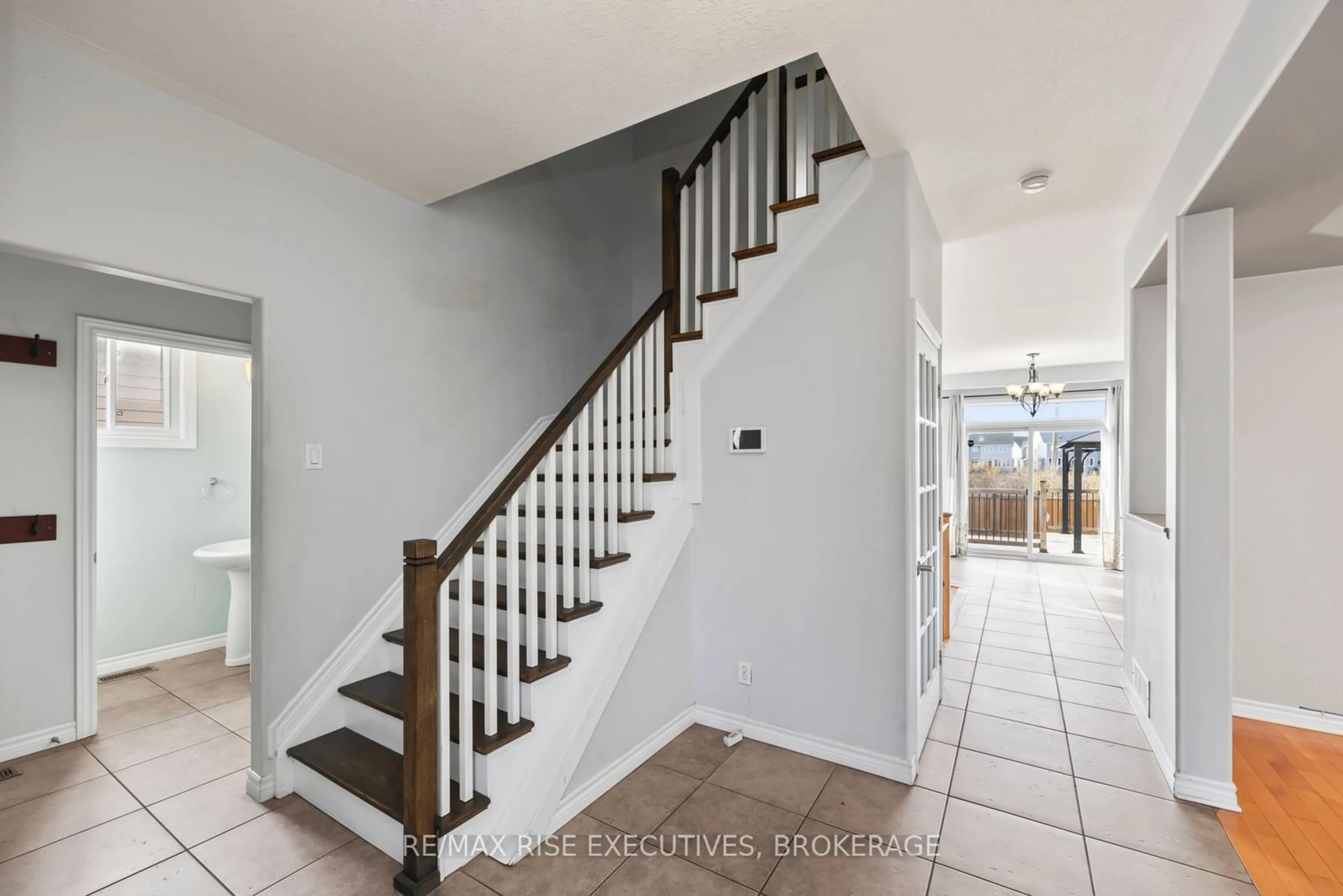 Indoor entryway, wood floors for 2093 Swanfield St, Kingston Ontario K7M 0A9