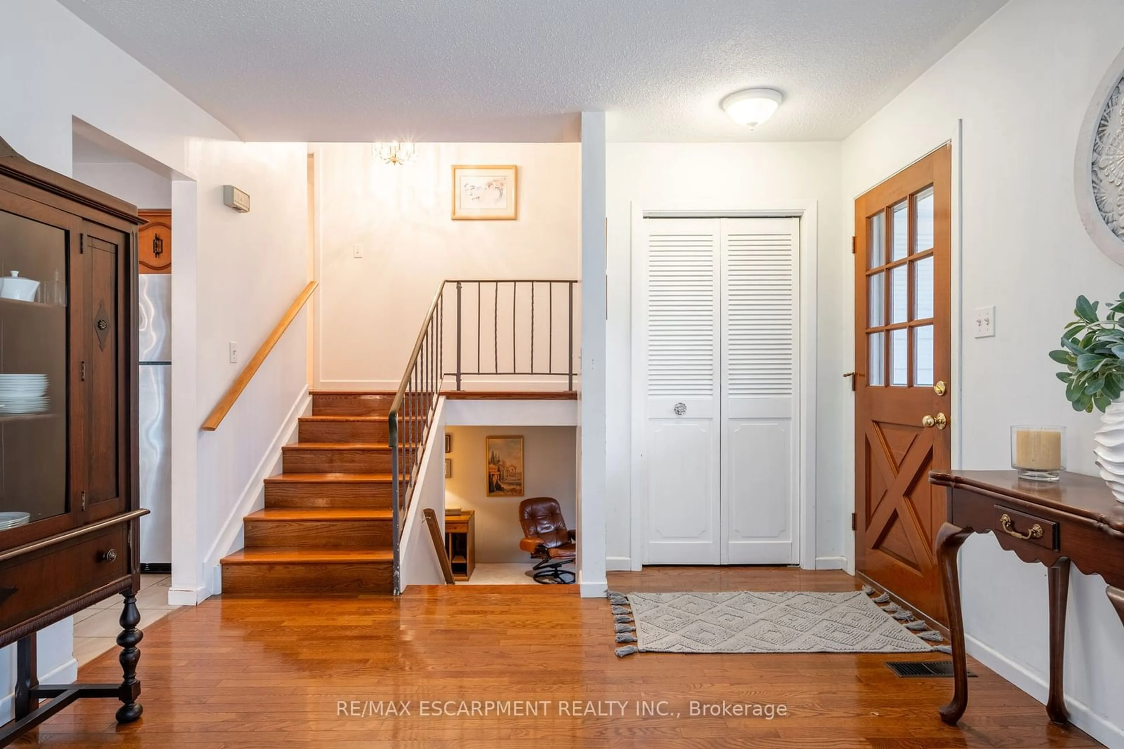 Indoor entryway, wood floors for 650 Nelson St, Norfolk Ontario N0A 1N2