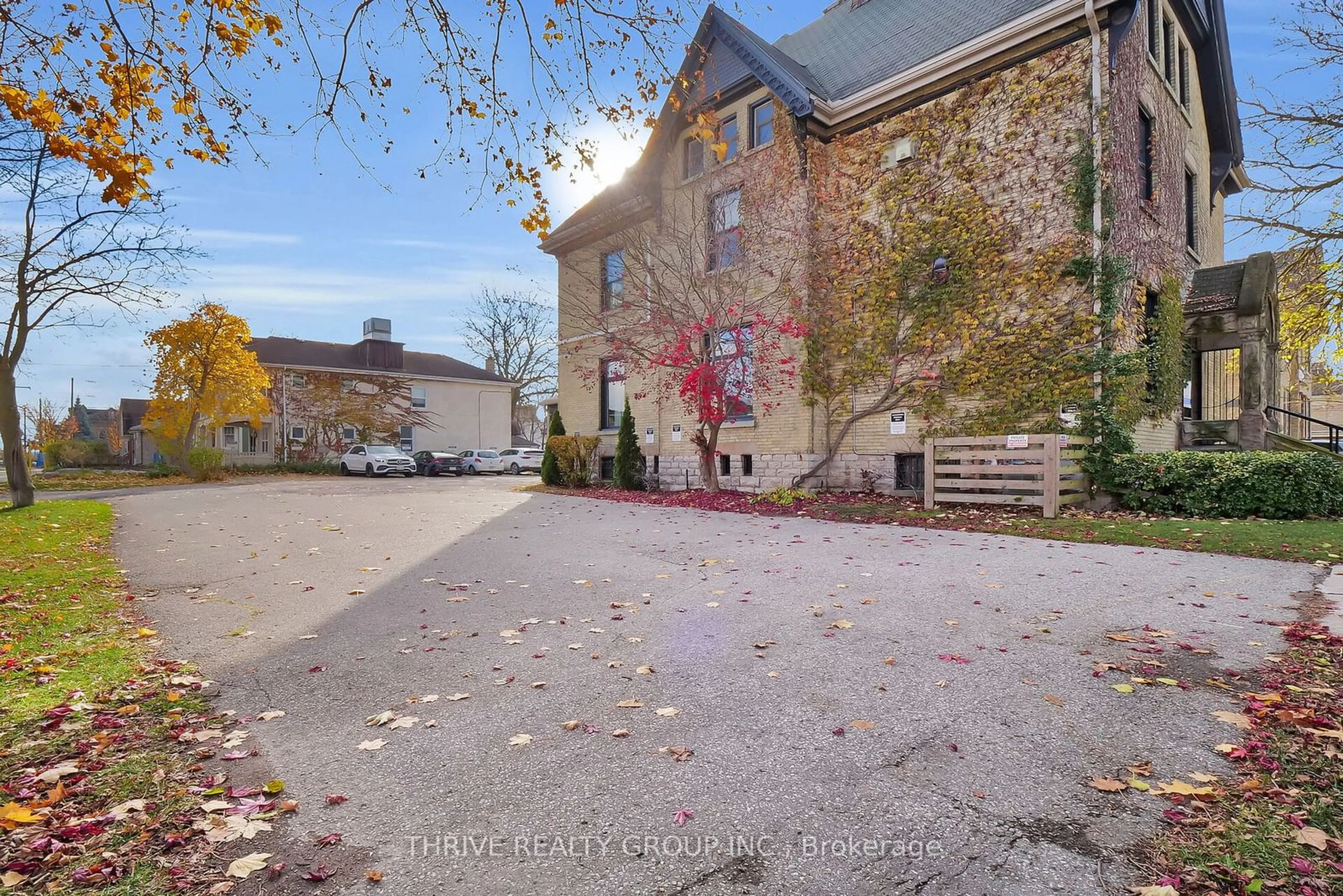 A pic from exterior of the house or condo, the street view for 533 Queens Ave, London Ontario N6B 1Y3