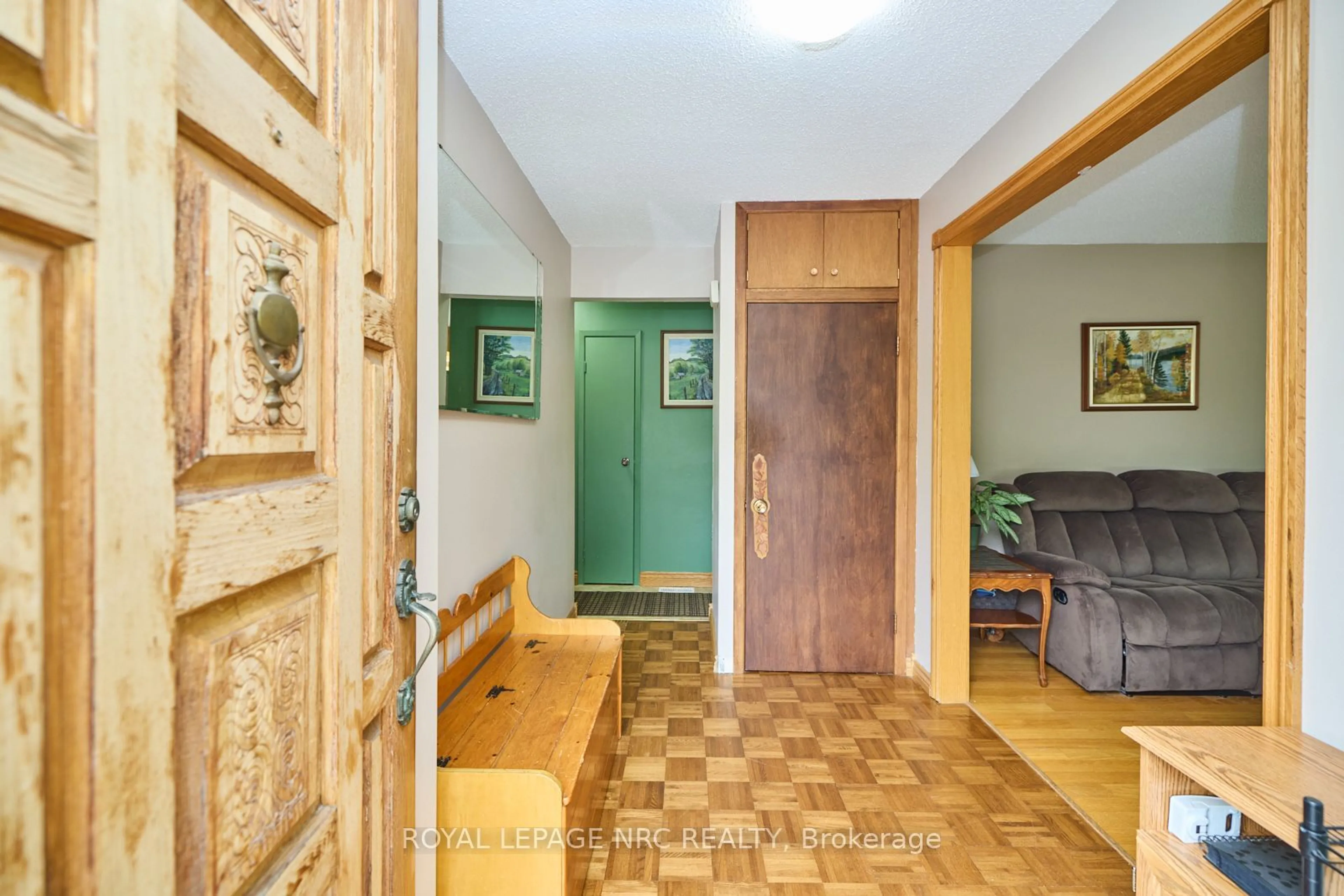 Indoor foyer, wood floors for 27 MEADOWVALE Pl, Welland Ontario L3C 6A8