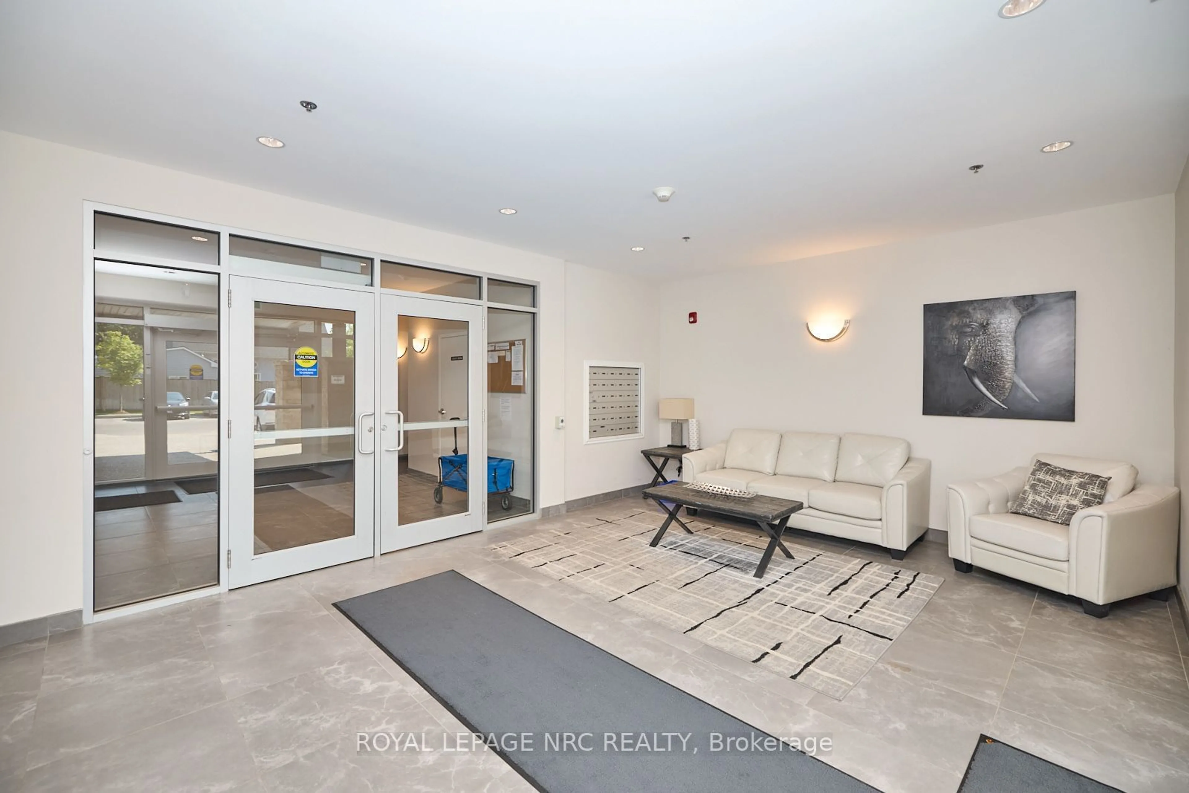 Indoor lobby, carpet floors for 529 SOUTH PELHAM Rd #211, Welland Ontario L3C 0H7