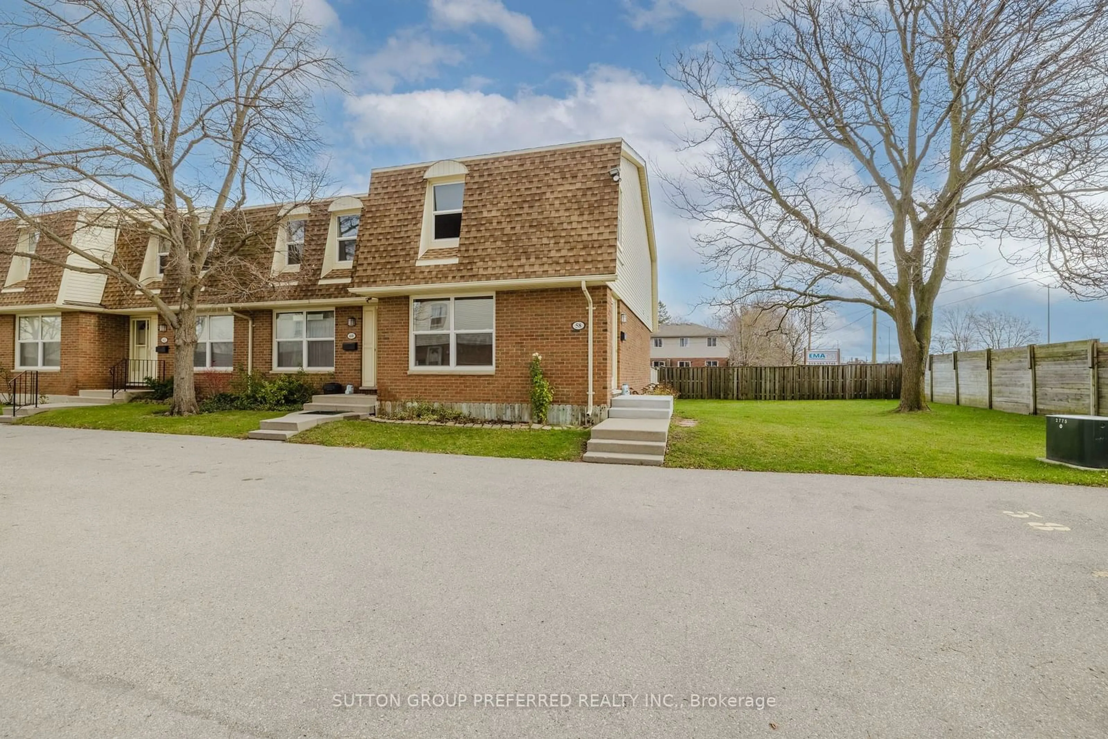 A pic from exterior of the house or condo, the street view for 92 Stroud Cres #58, London Ontario N6E 1Y8