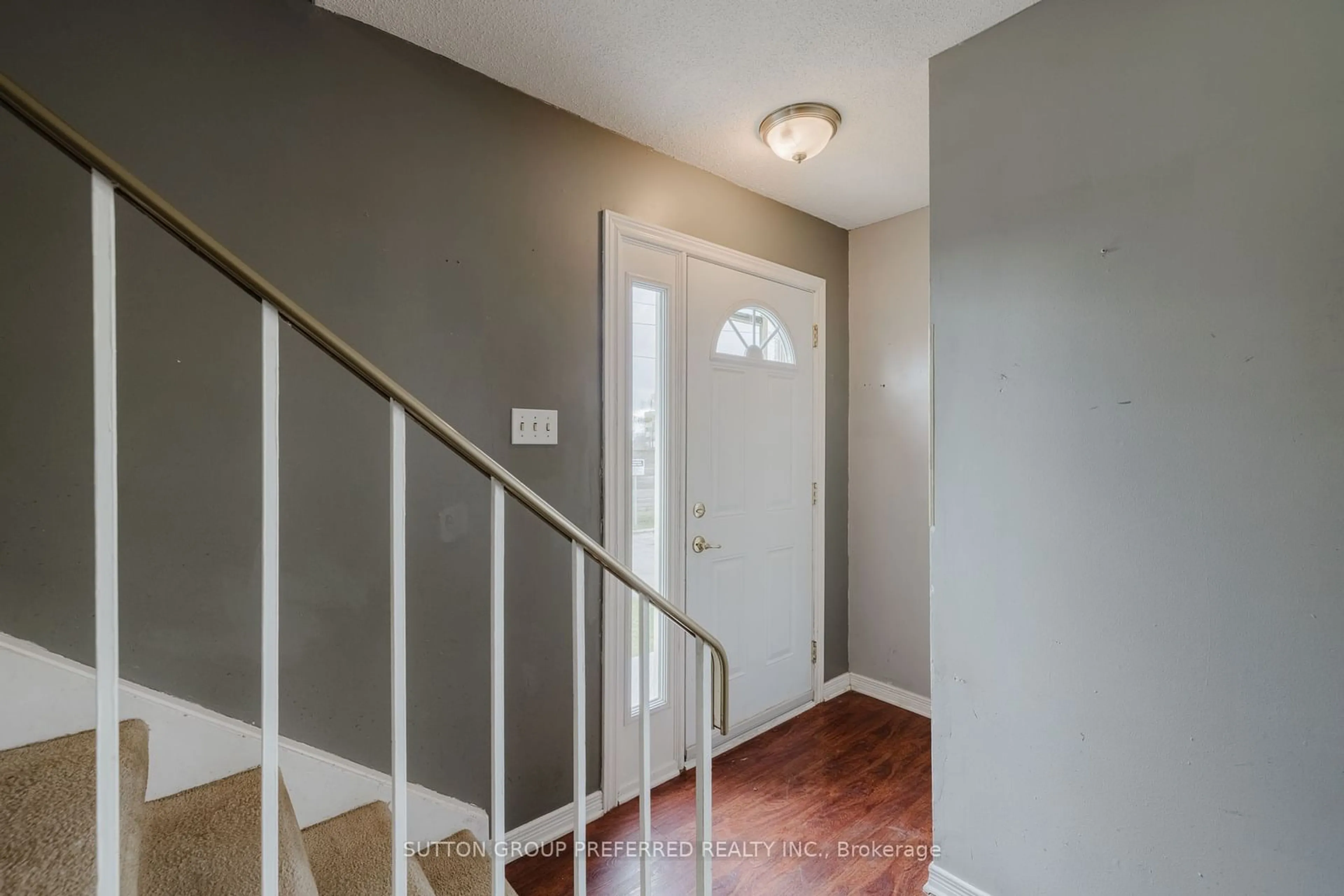 Indoor entryway, wood floors for 92 Stroud Cres #58, London Ontario N6E 1Y8