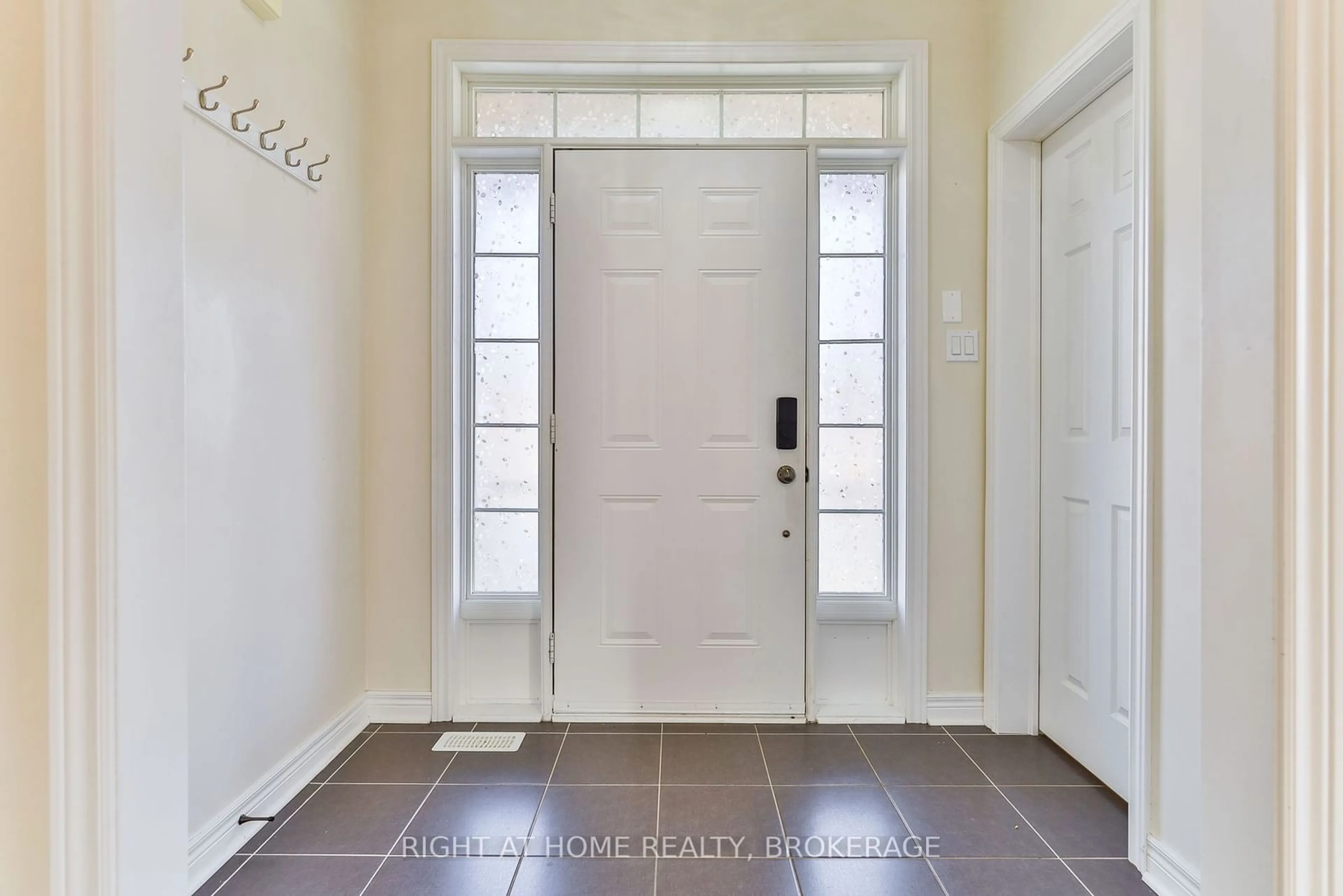 Indoor entryway, wood floors for 7512 Marpin Crt, Niagara Falls Ontario L2H 0P3