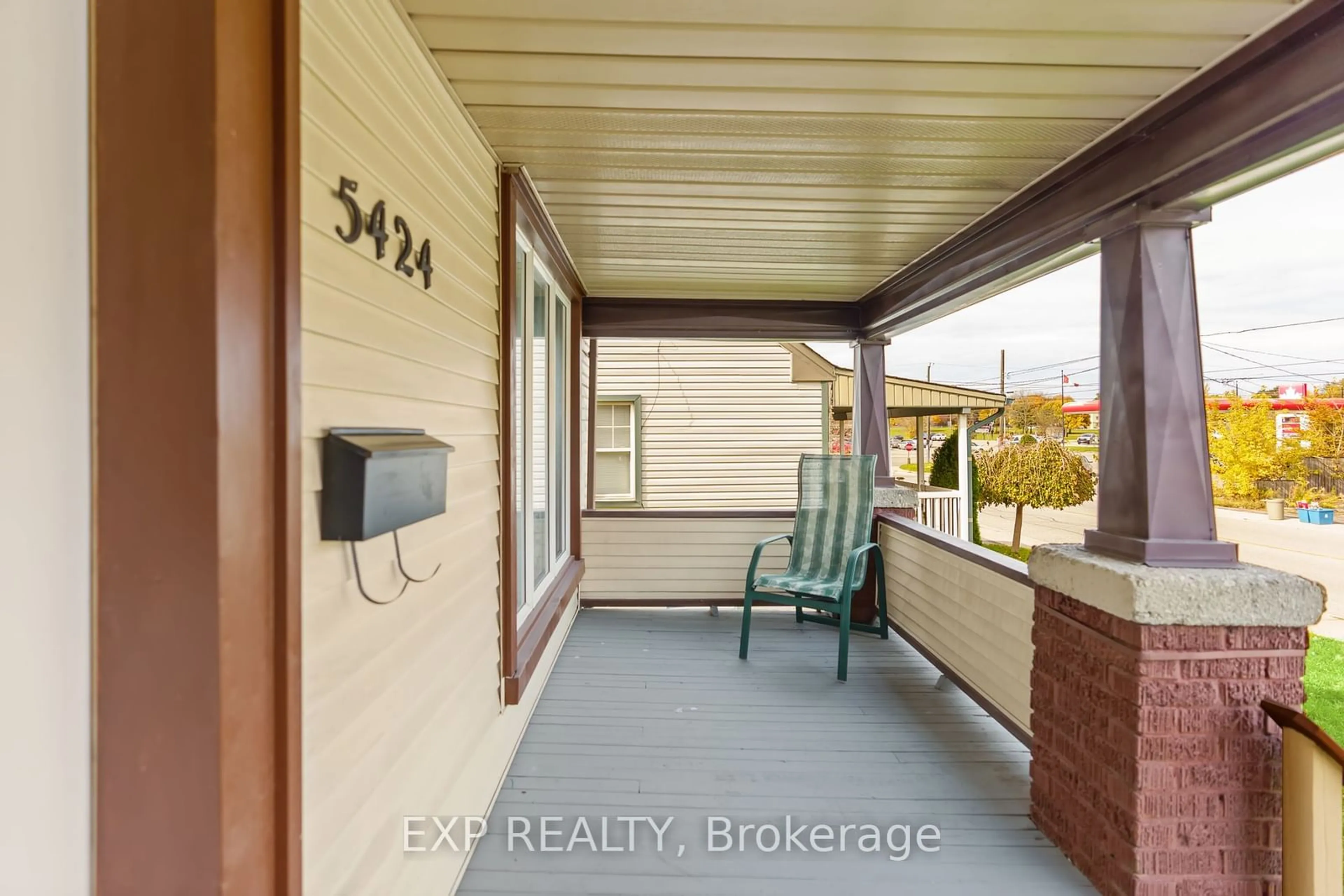 Indoor entryway, wood floors for 5424 MCRAE St, Niagara Falls Ontario L2E 1R5