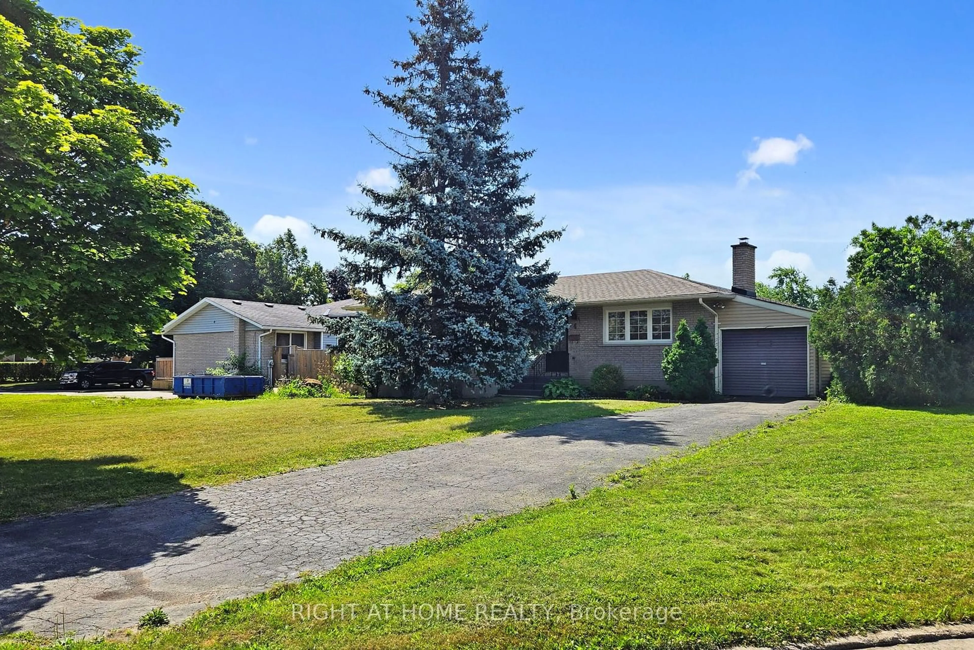 Frontside or backside of a home, the fenced backyard for 4 Chapman Crt, St. Catharines Ontario L2M 6H9