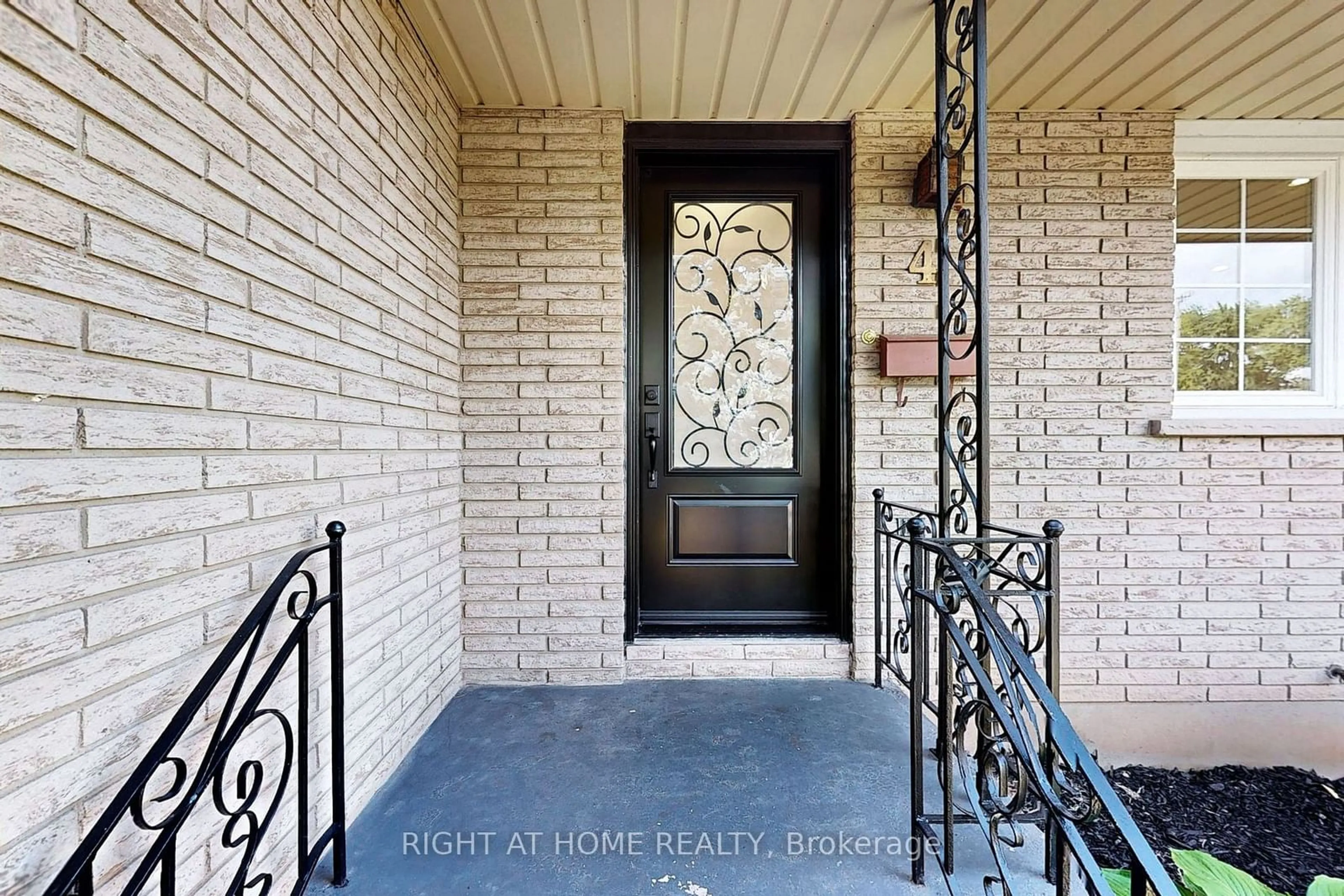 Indoor entryway, wood floors for 4 Chapman Crt, St. Catharines Ontario L2M 6H9