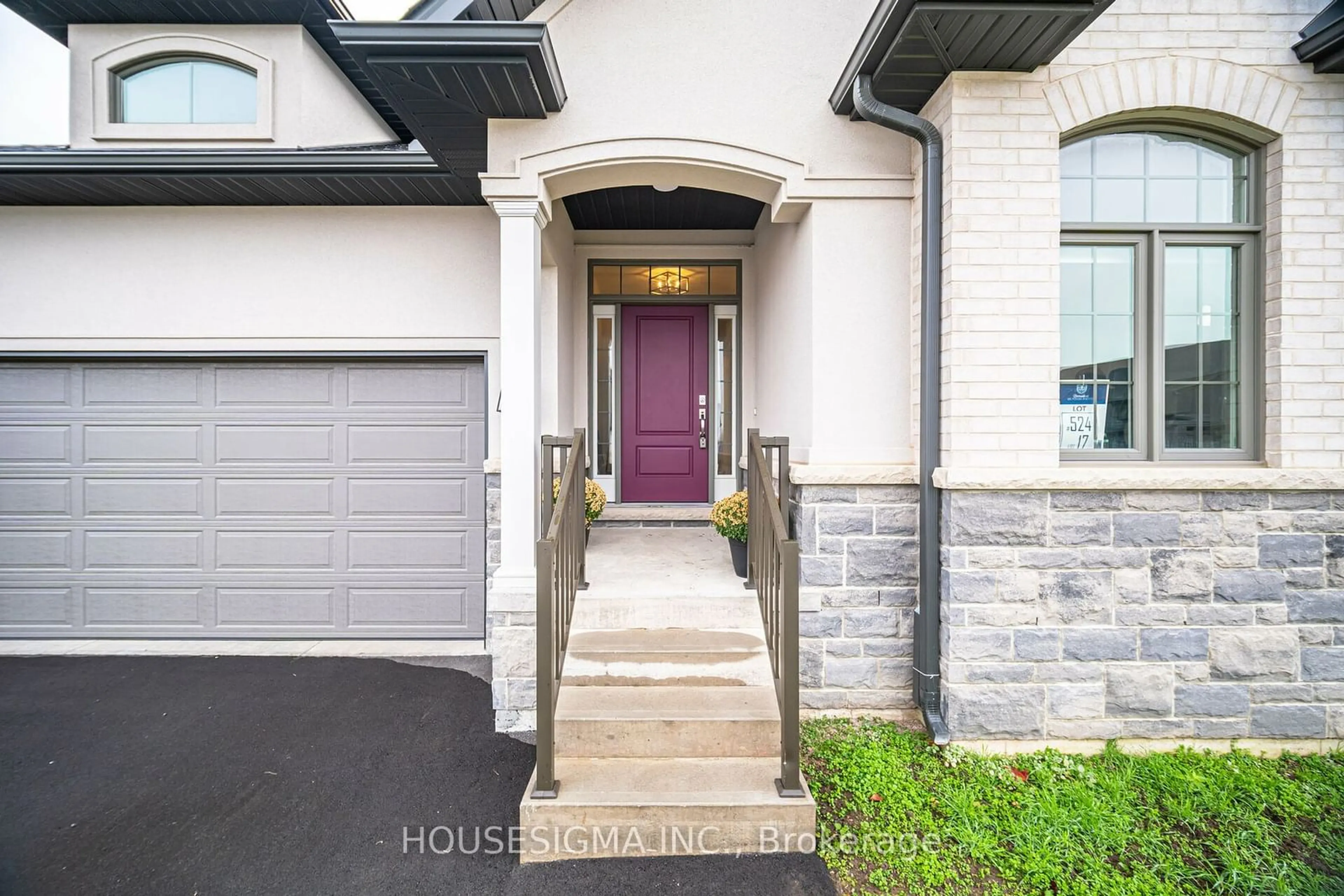 Indoor entryway, cement floor for 524 Old Course Tr, Welland Ontario L3B 0L8