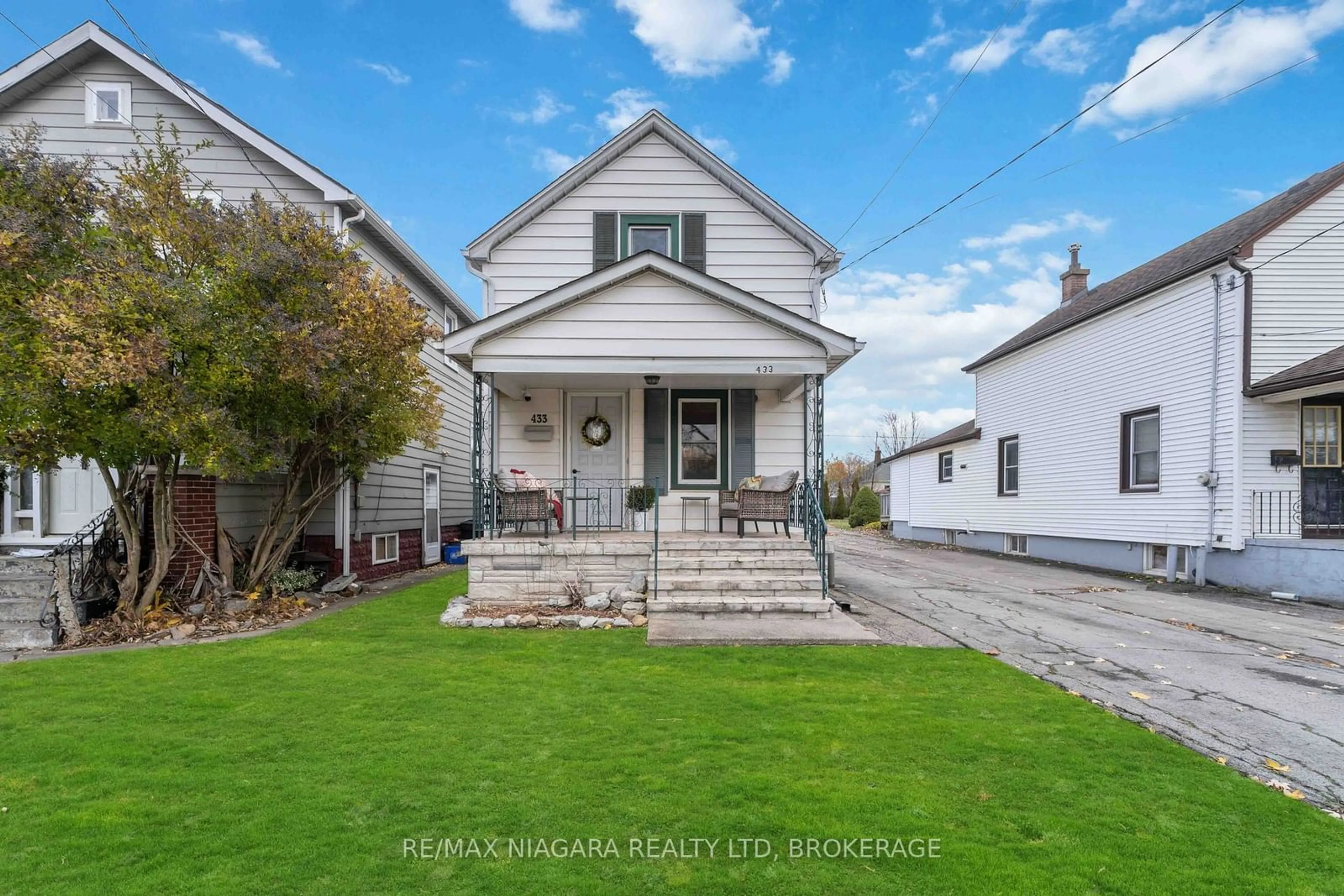 Frontside or backside of a home, the street view for 433 Davis St, Port Colborne Ontario L3K 1Z7