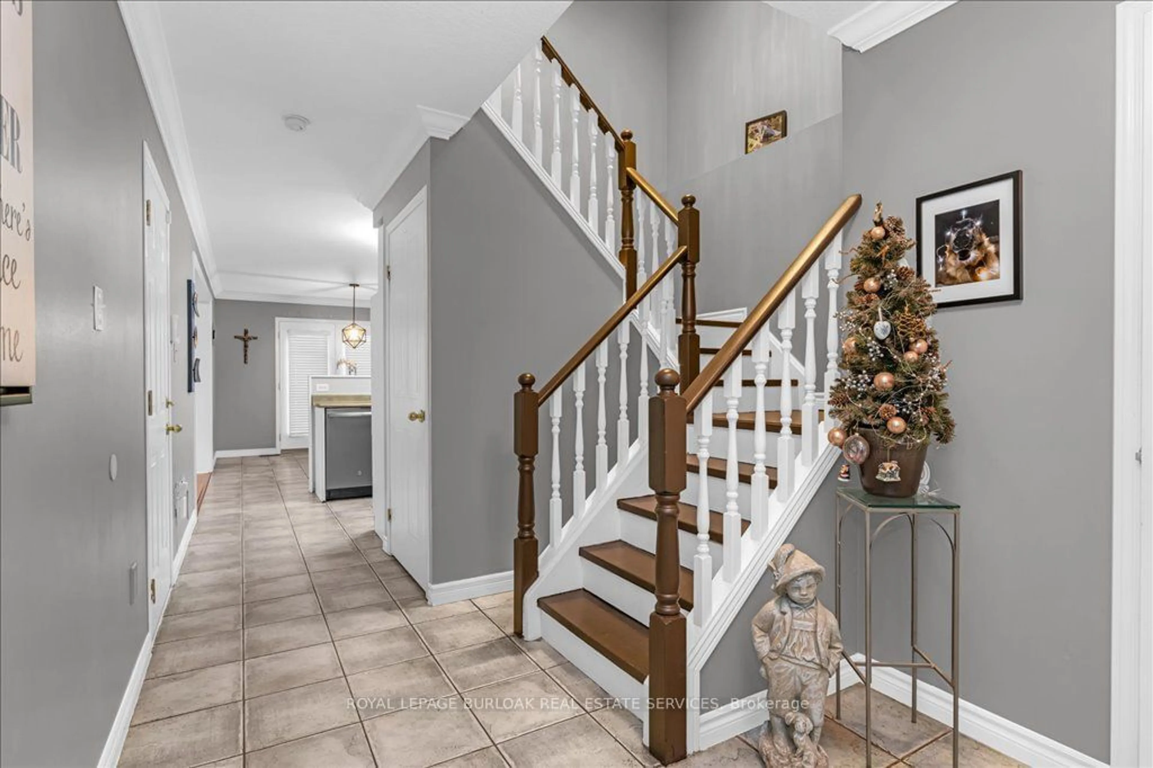 Indoor entryway, wood floors for 22 Brookheath Lane, Hamilton Ontario L0R 1W0