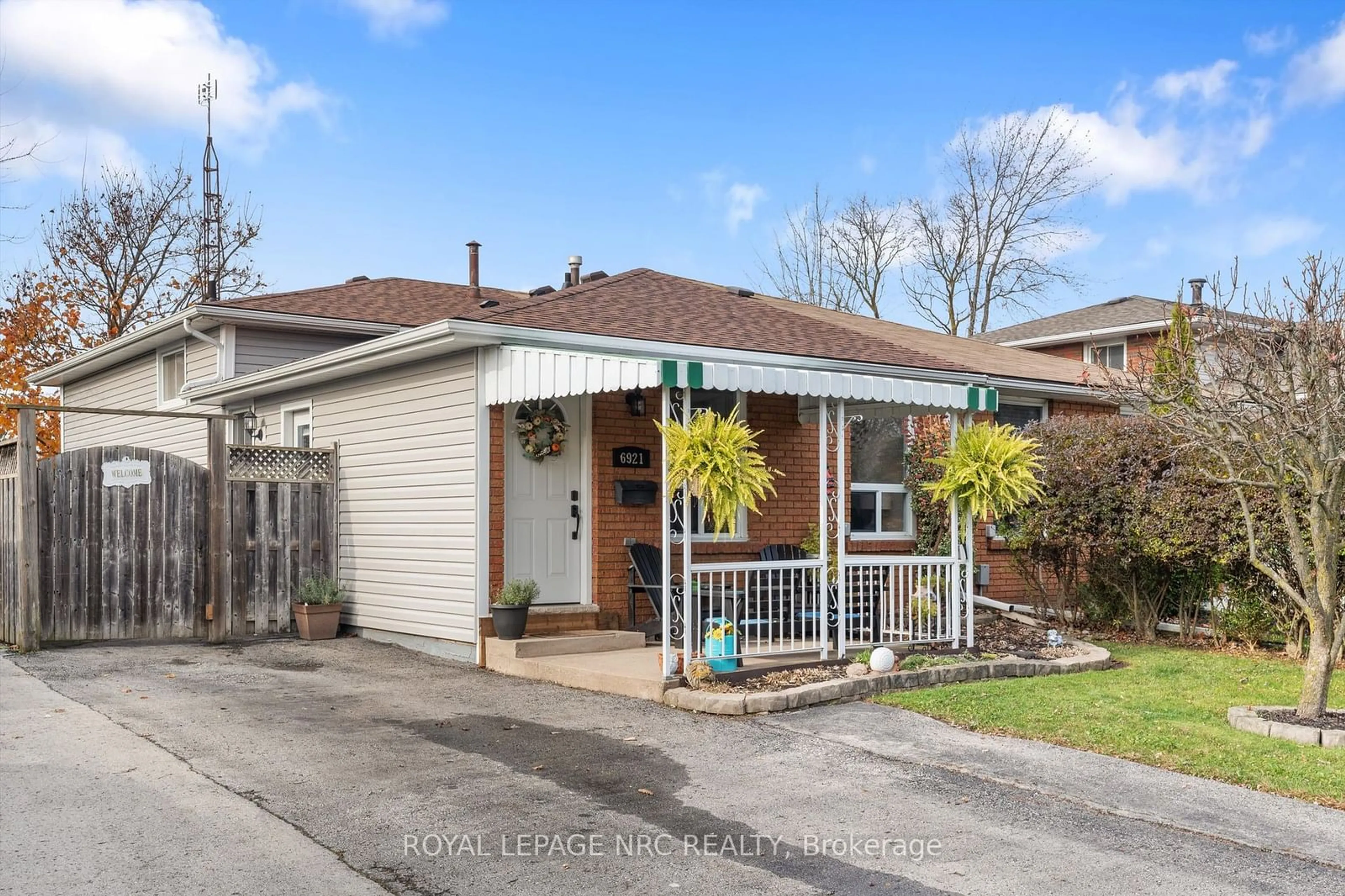 Frontside or backside of a home, cottage for 6921 Waters Ave, Niagara Falls Ontario L2G 5X4