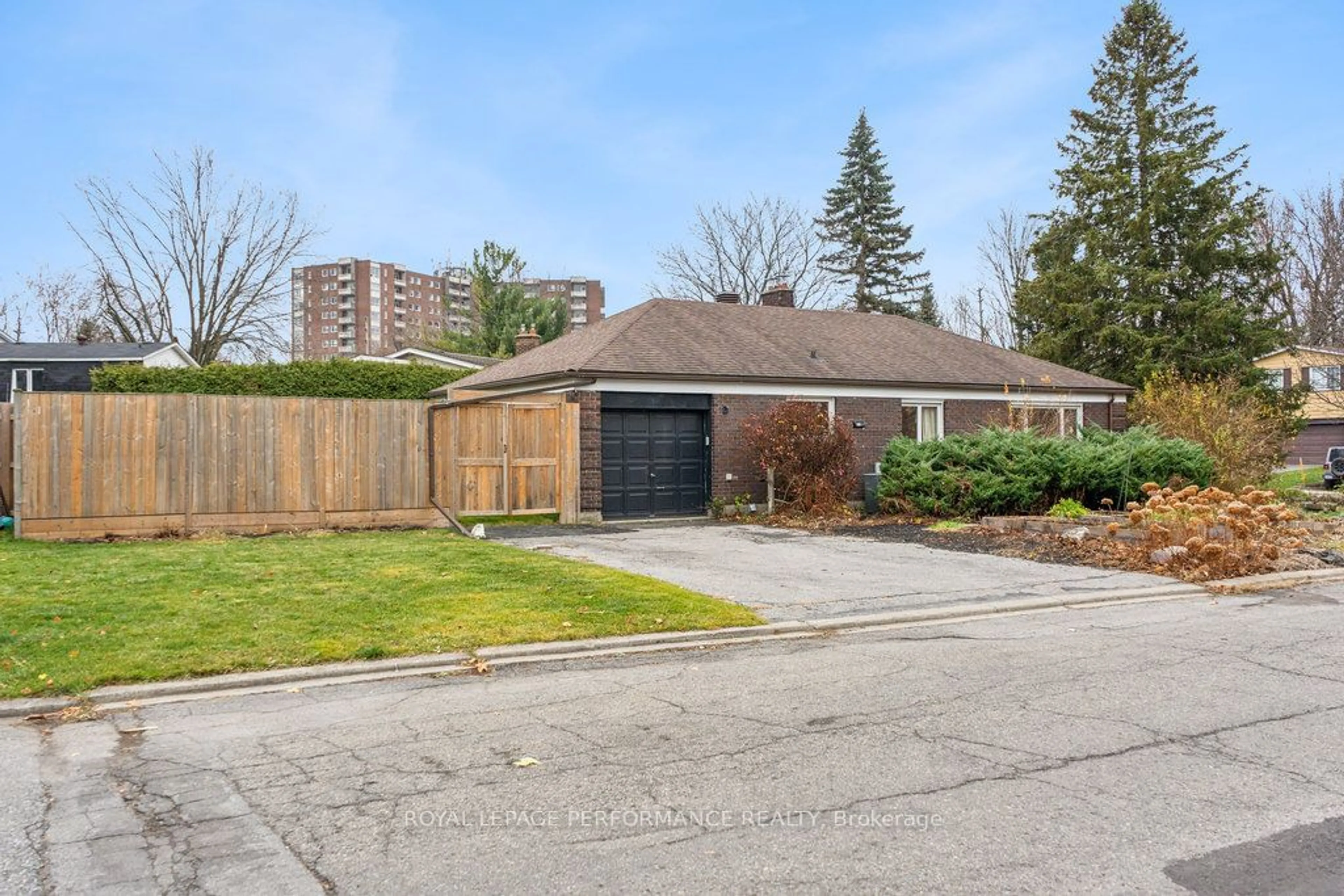 Frontside or backside of a home, the fenced backyard for 1932 Marquis Ave, Beacon Hill North - South and Area Ontario K1J 8J2