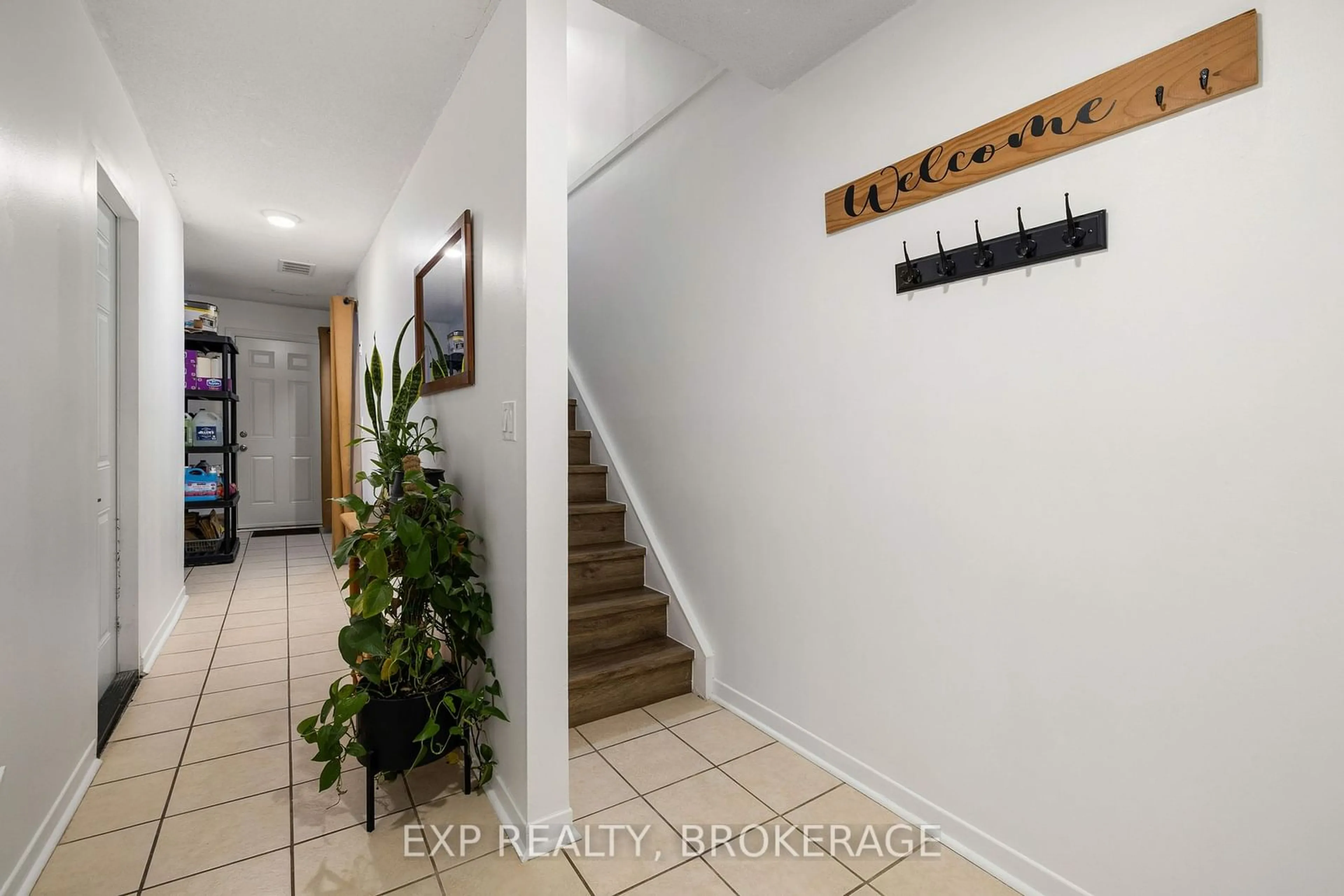 Indoor entryway, wood floors for 857 Datzell Lane #90, Kingston Ontario K7M 7P9