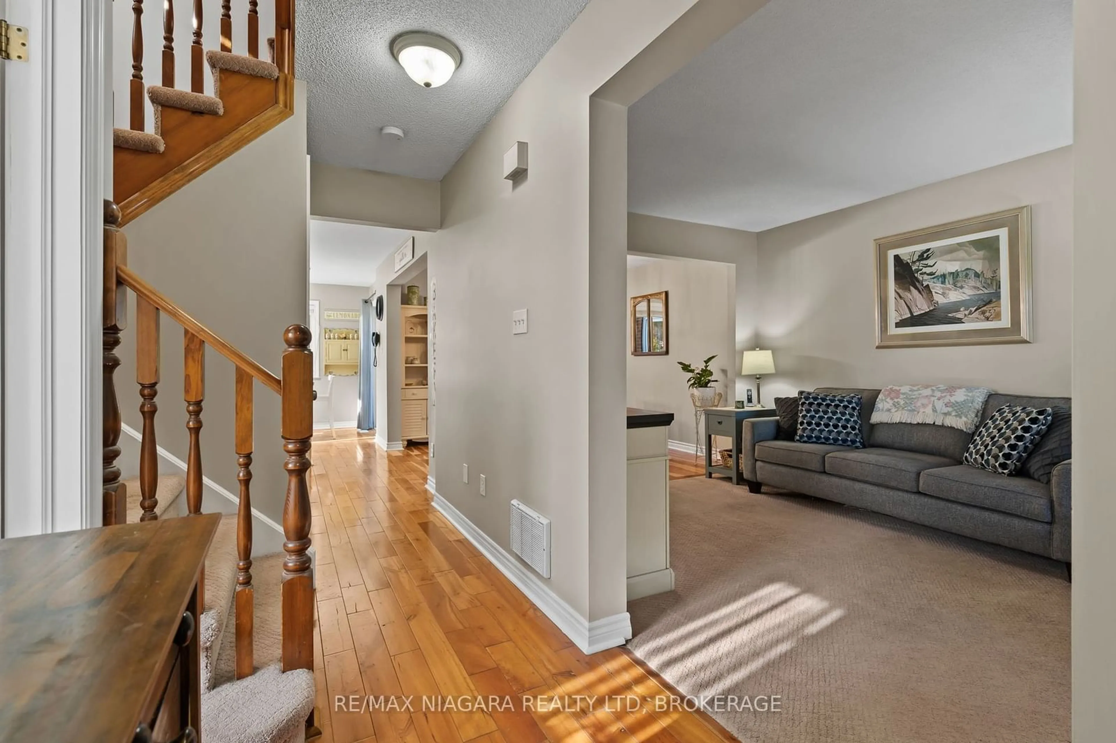 Indoor foyer, wood floors for 7447 MONASTERY Dr, Niagara Falls Ontario L2H 3A6