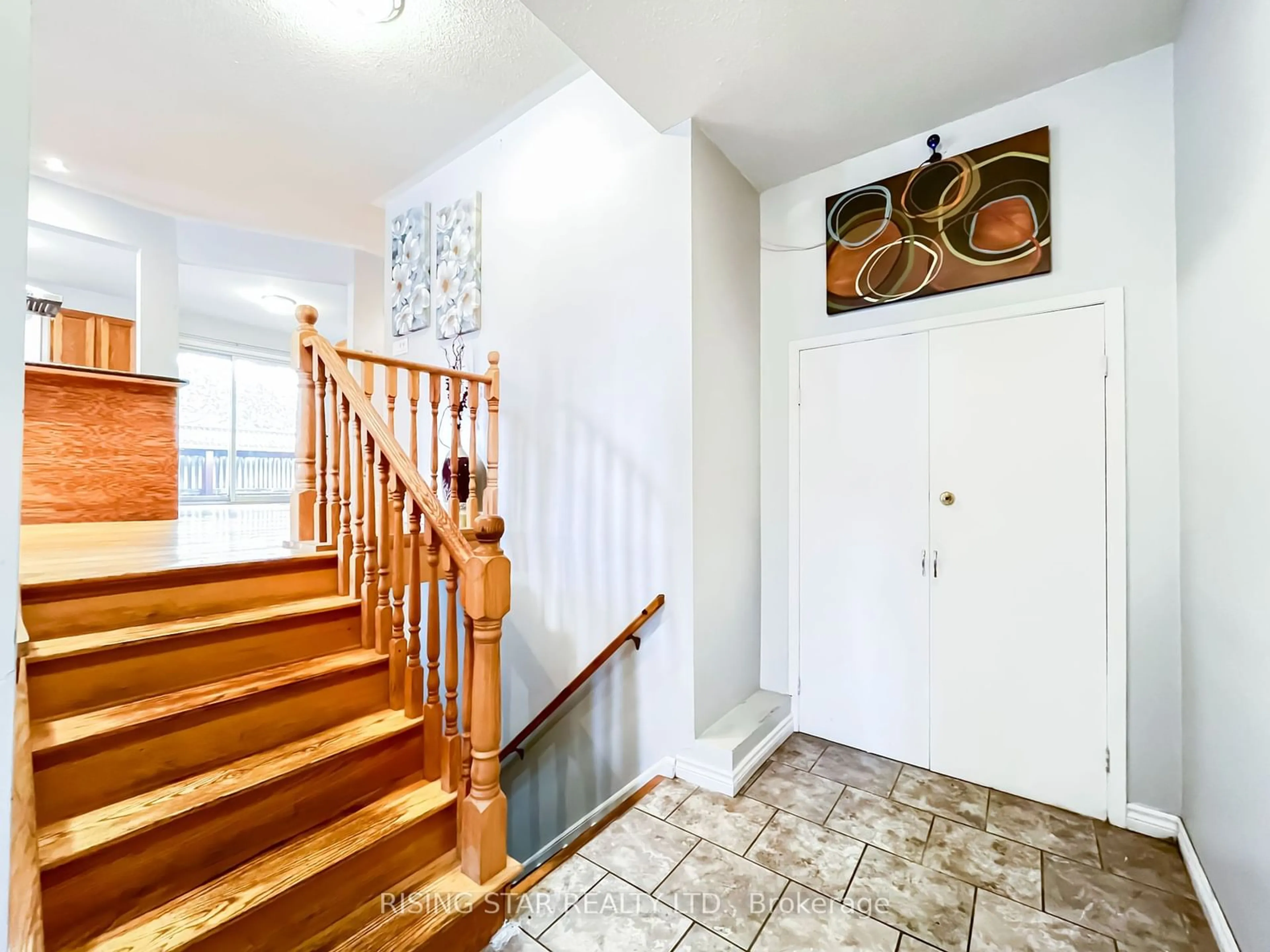 Indoor entryway, wood floors for 210 Mary St, Kawartha Lakes Ontario K9V 2N8