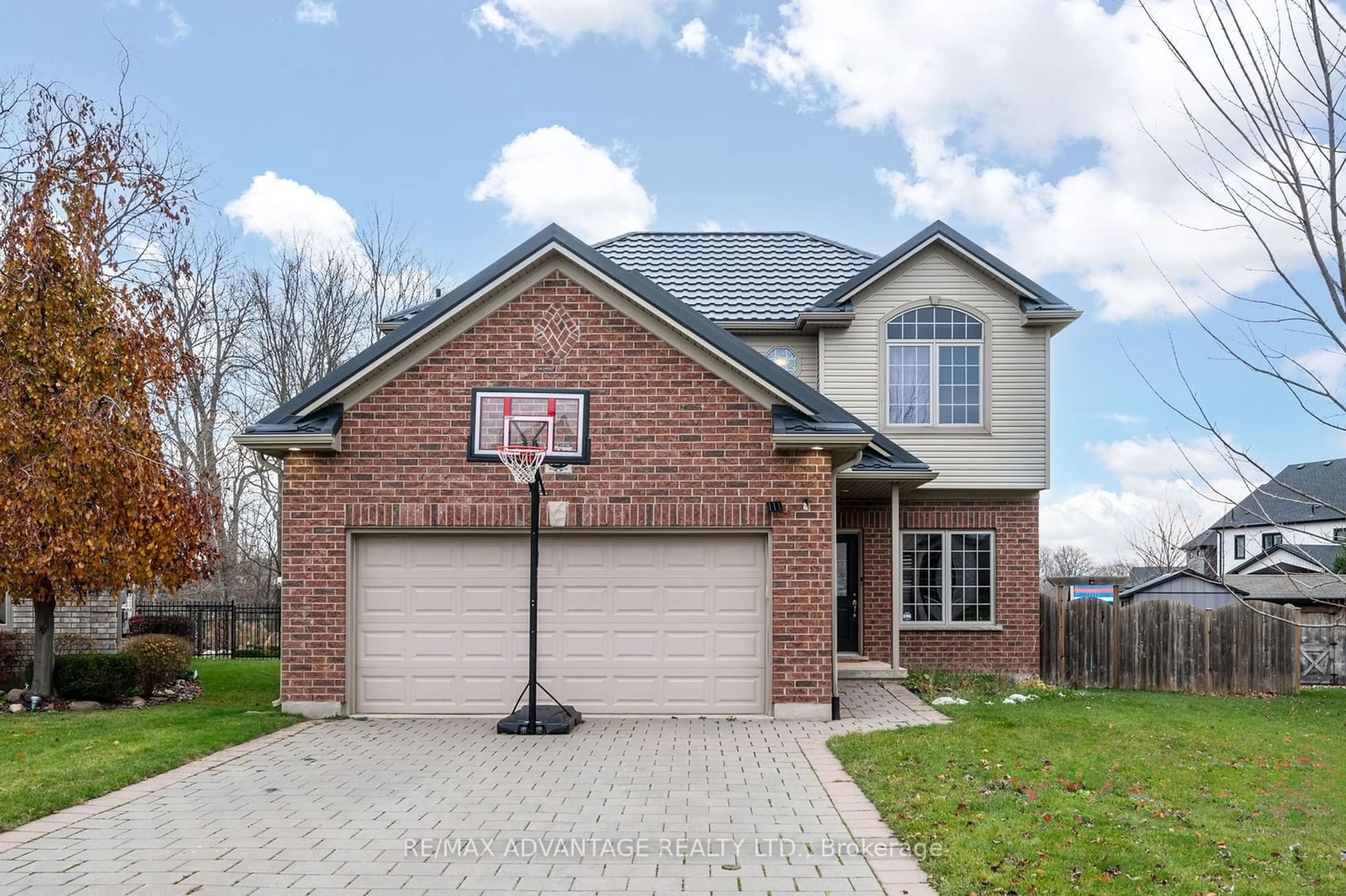 Home with brick exterior material for 125 Deborah Dr, Strathroy-Caradoc Ontario N7G 4E2