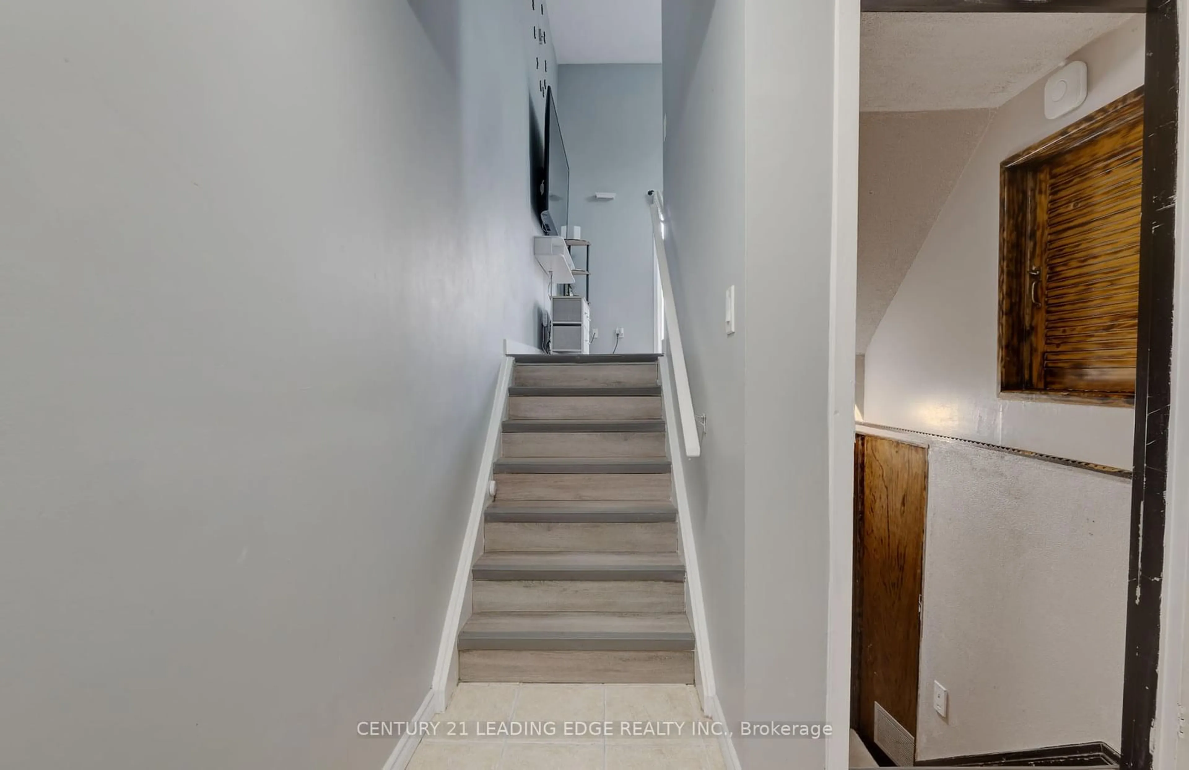 Stairs for 11 Harrisford St #107, Hamilton Ontario L8K 6L7