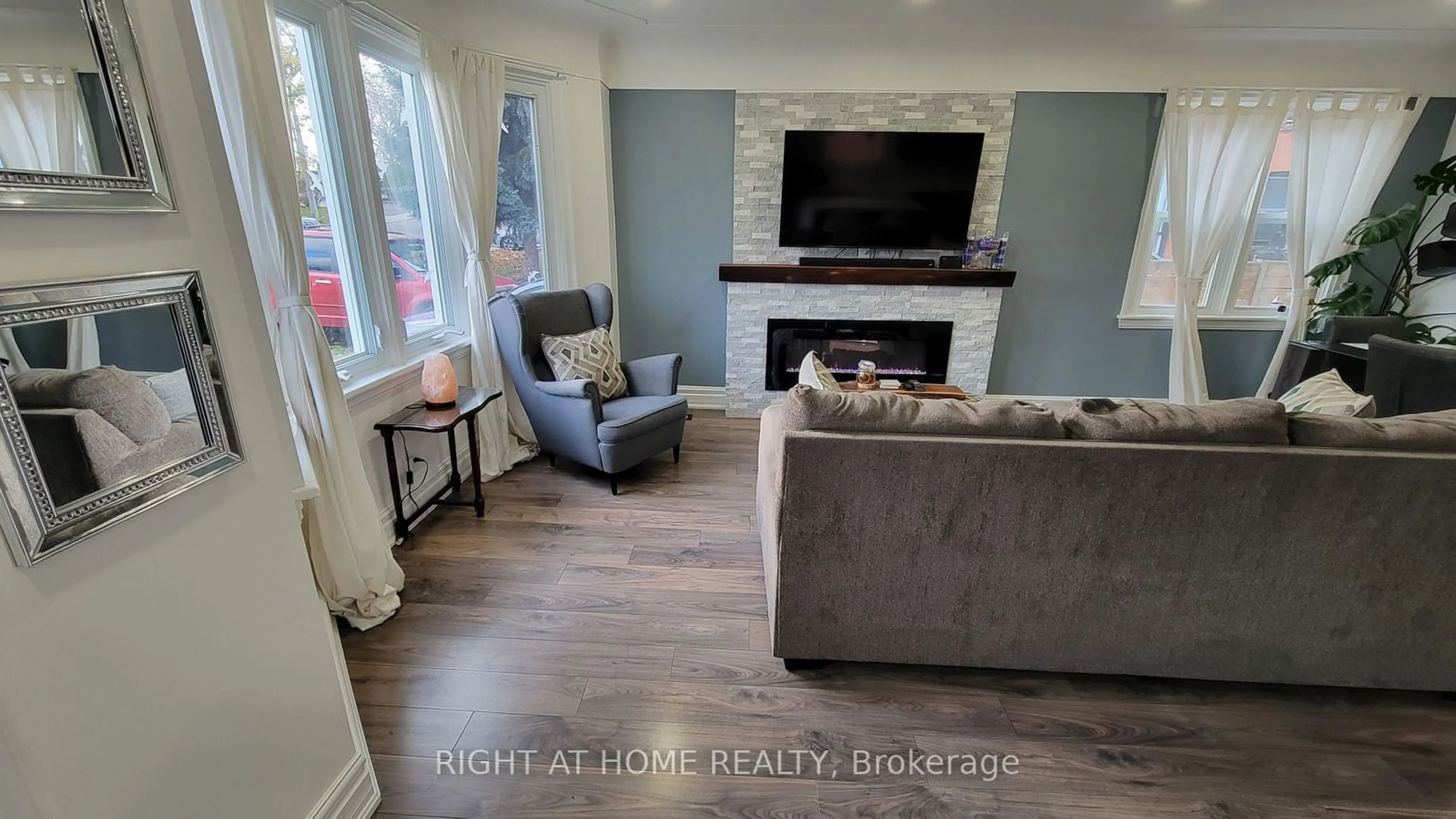 Living room, wood floors for 124 Barons Ave, Hamilton Ontario L8K 2Y7