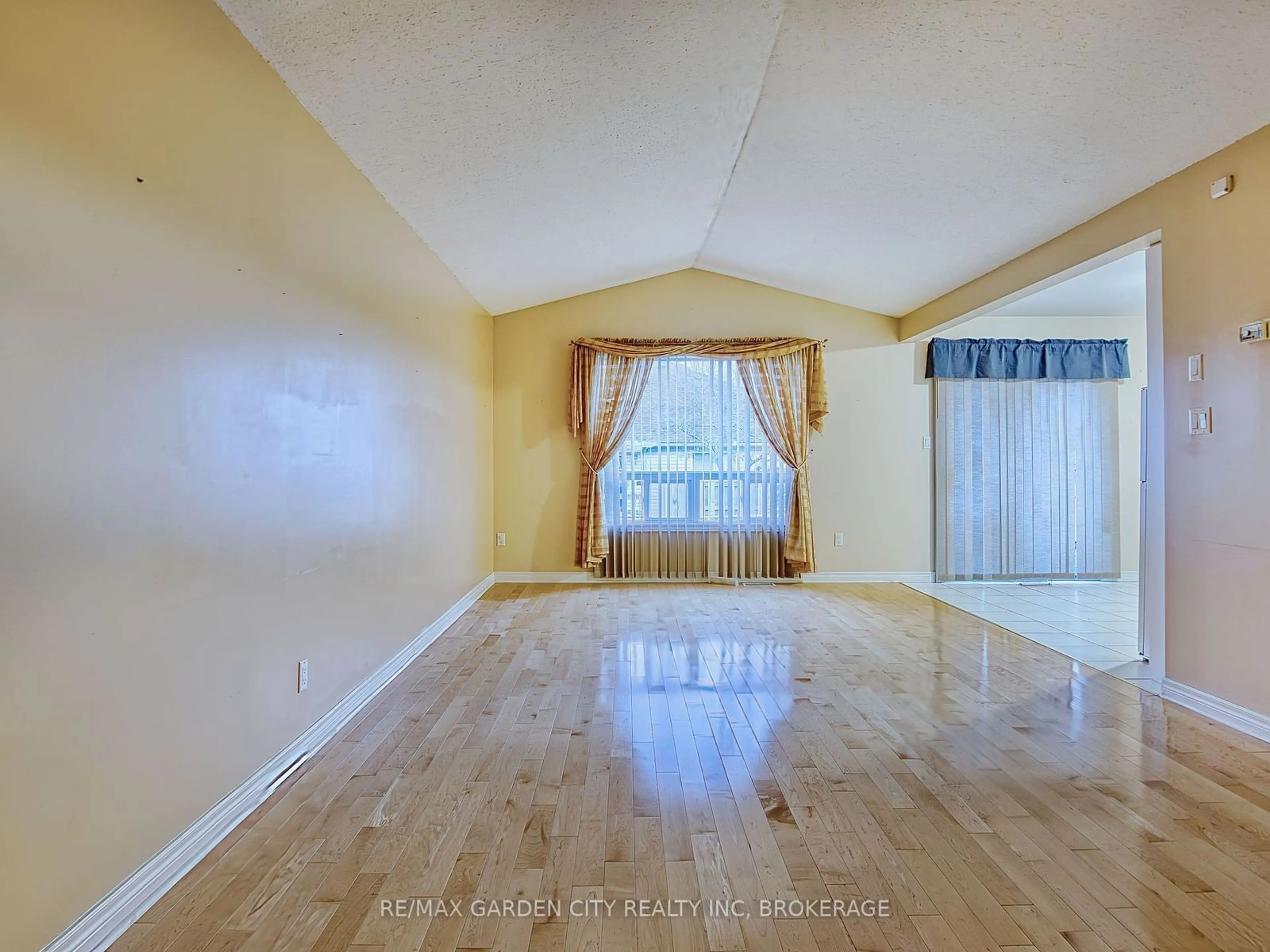 A pic of a room, wood floors for 74 St. Lawrence Dr, Welland Ontario L3C 7H3