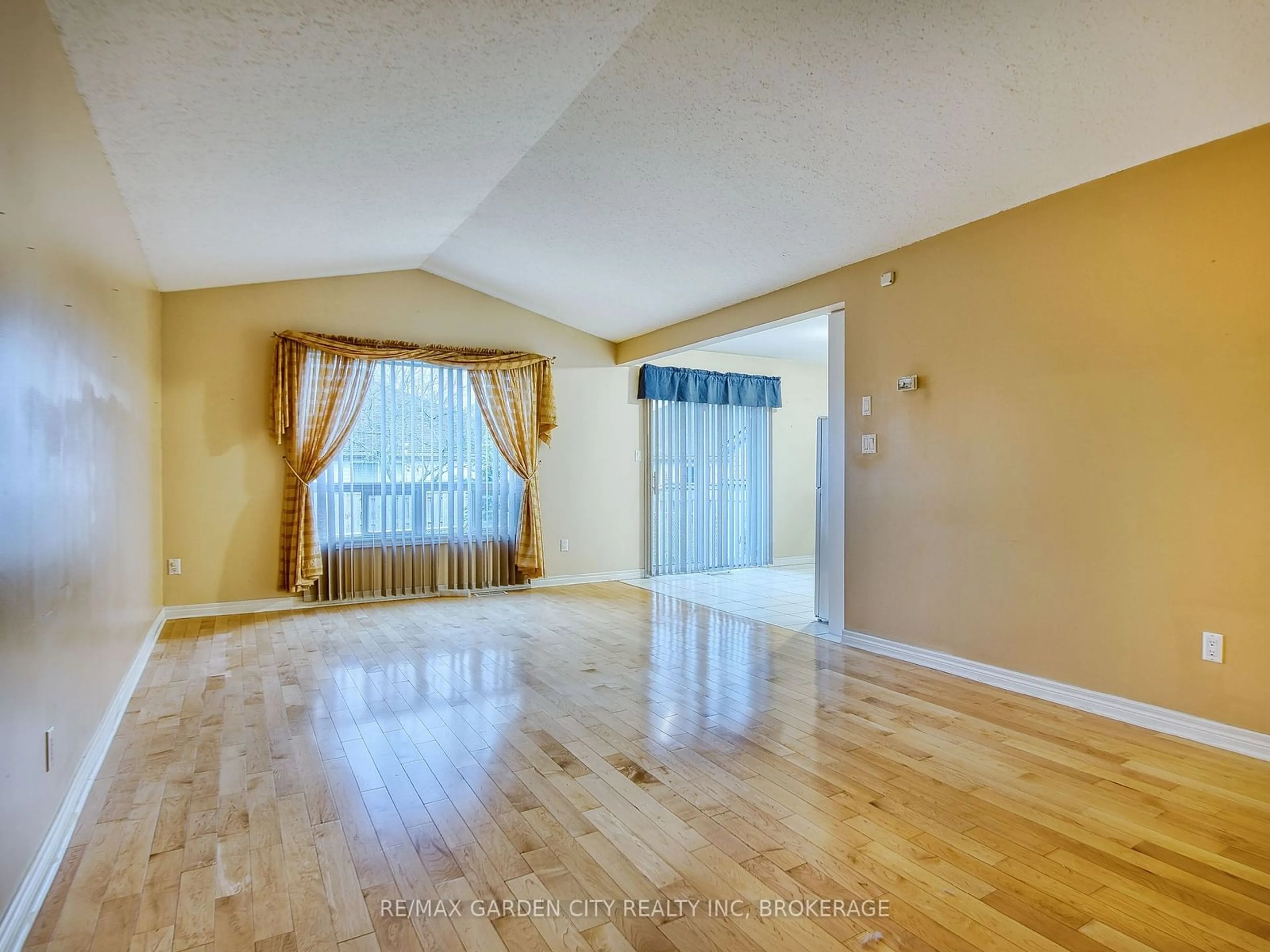 A pic of a room, wood floors for 74 St. Lawrence Dr, Welland Ontario L3C 7H3