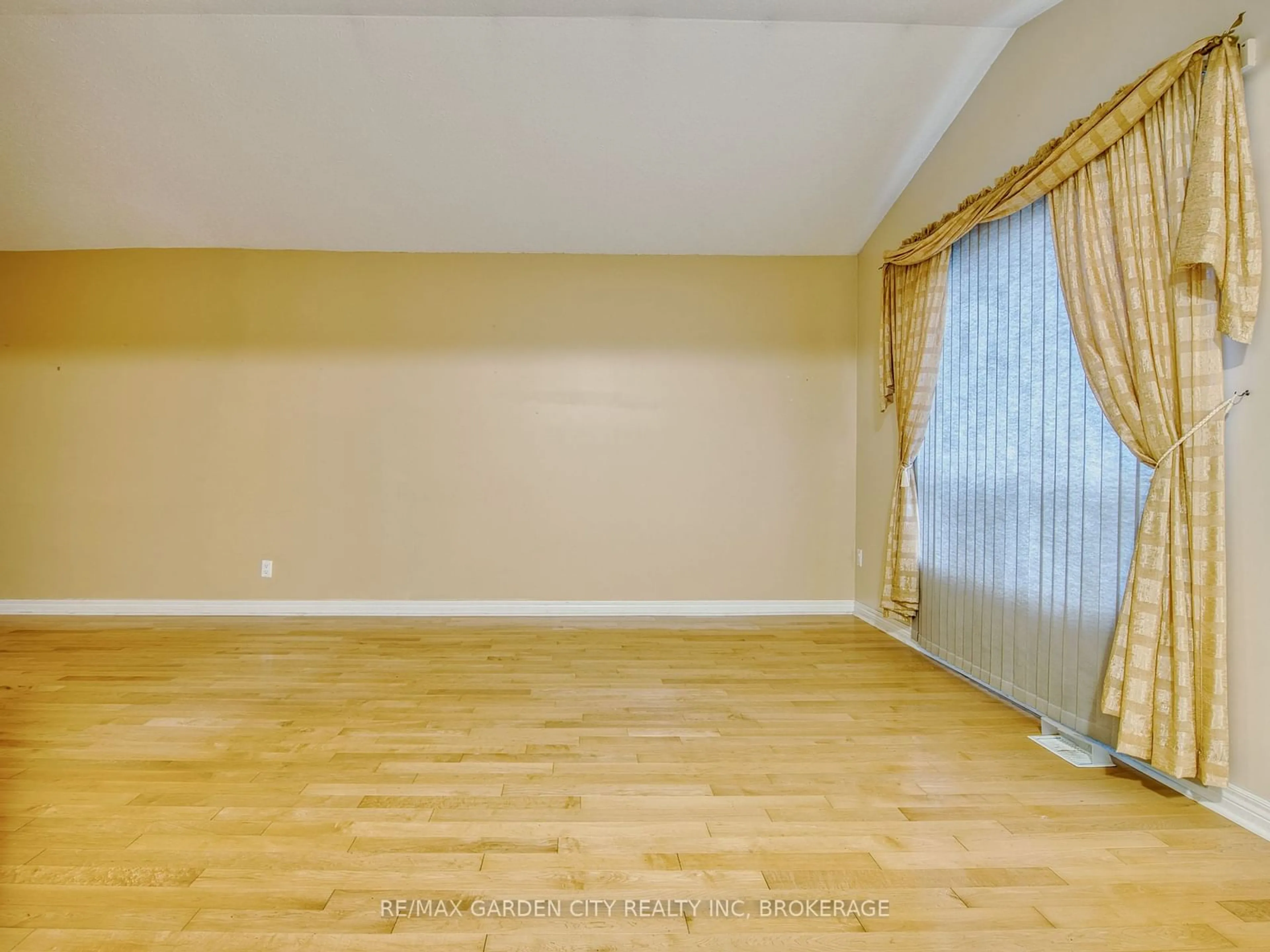 A pic of a room, wood floors for 74 St. Lawrence Dr, Welland Ontario L3C 7H3