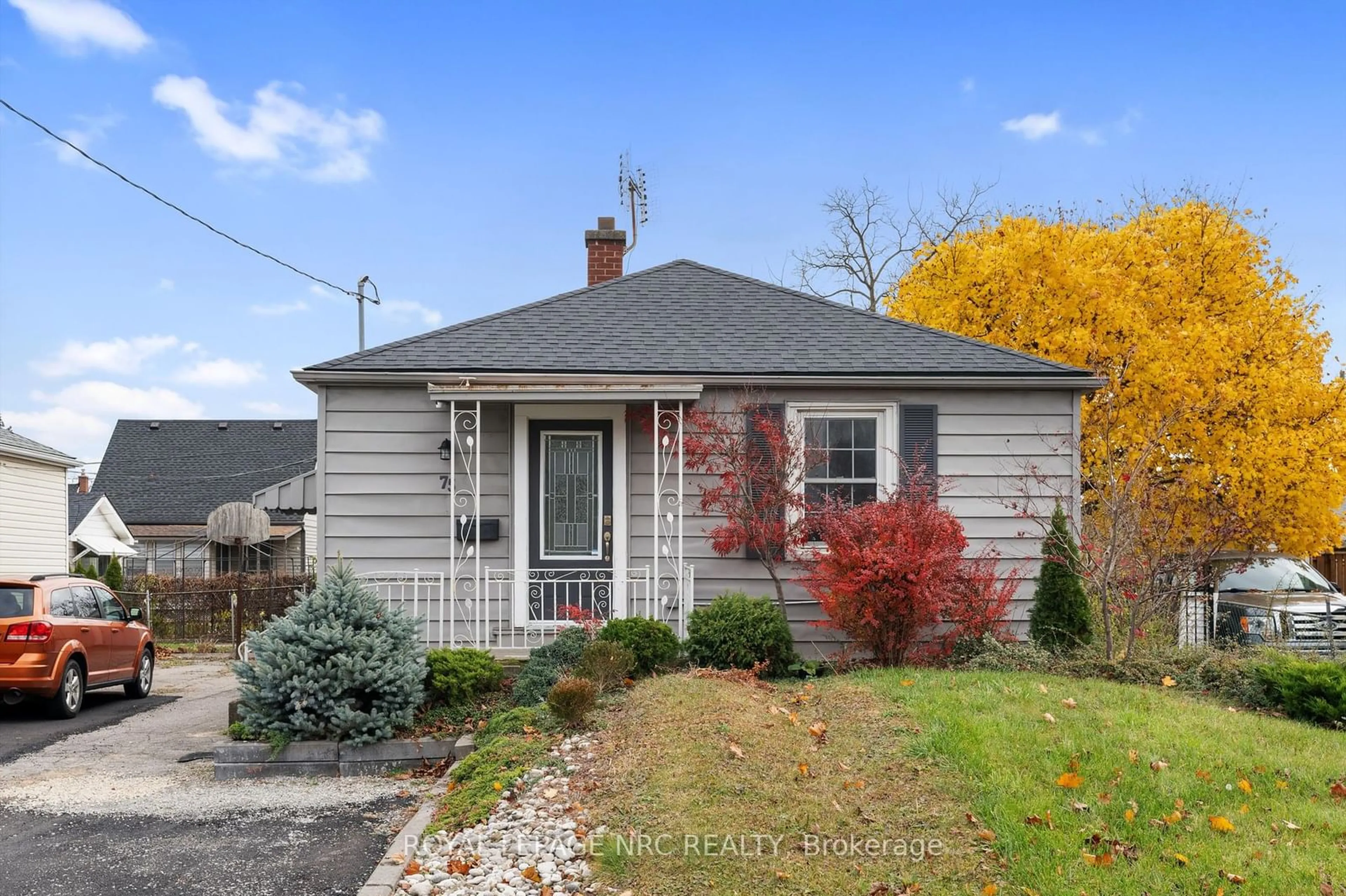 Frontside or backside of a home, cottage for 75 Argyle Cres, St. Catharines Ontario L2P 2P7