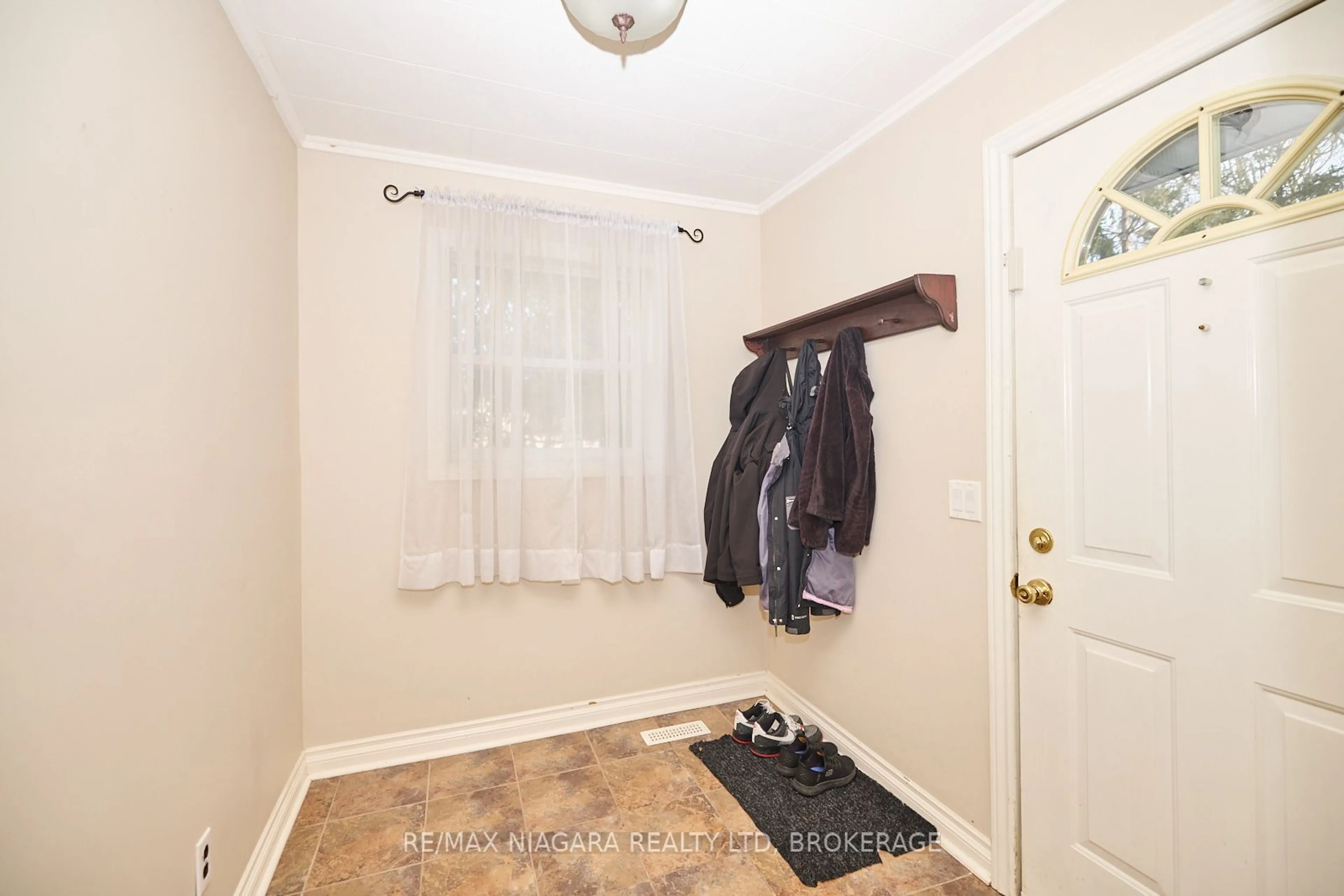 Indoor entryway, unknown floor for 3181 Poplar Ave, Fort Erie Ontario L0S 1N0