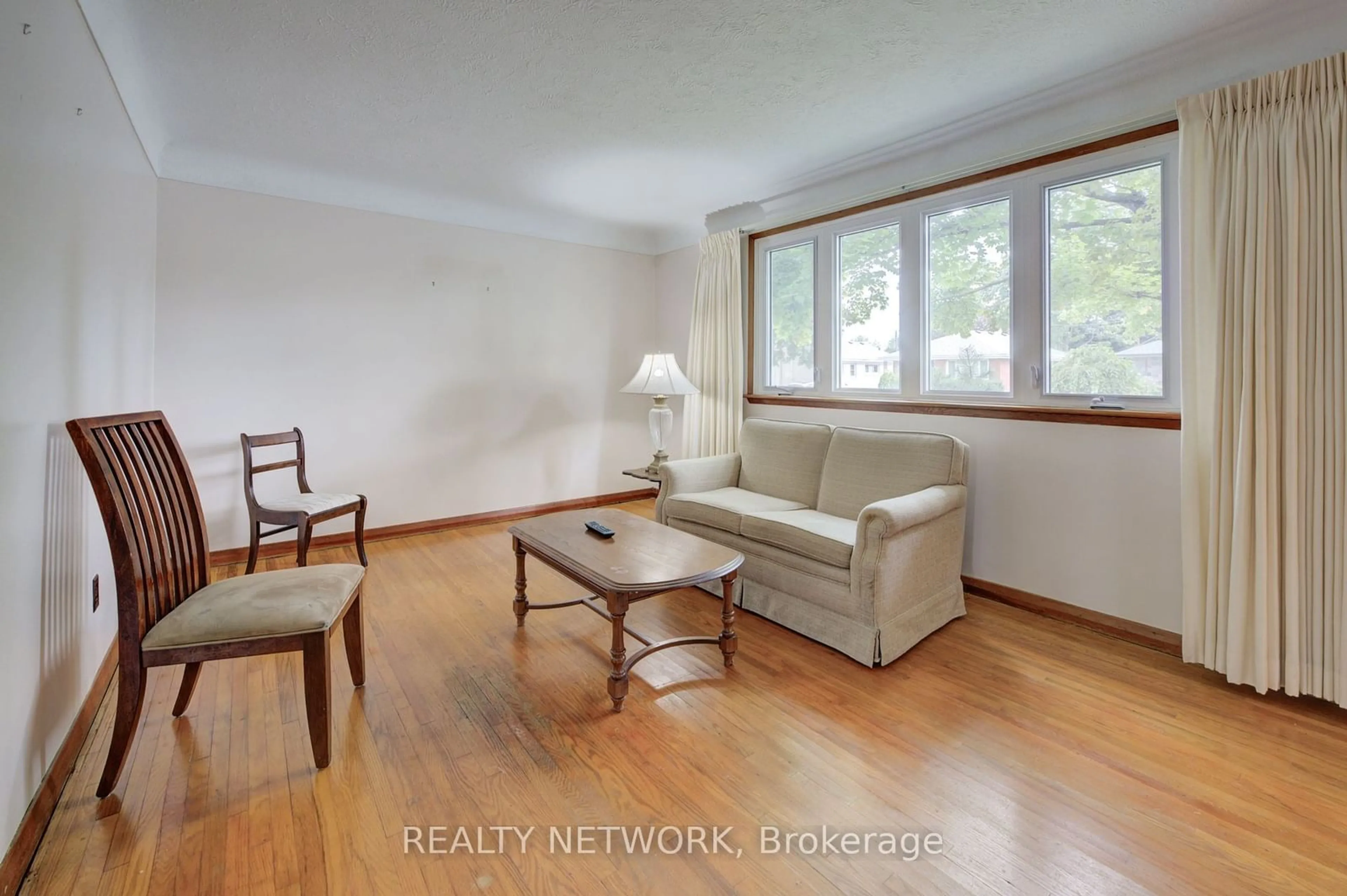 Living room, wood floors for 22 East 44th St, Hamilton Ontario L8T 3G4