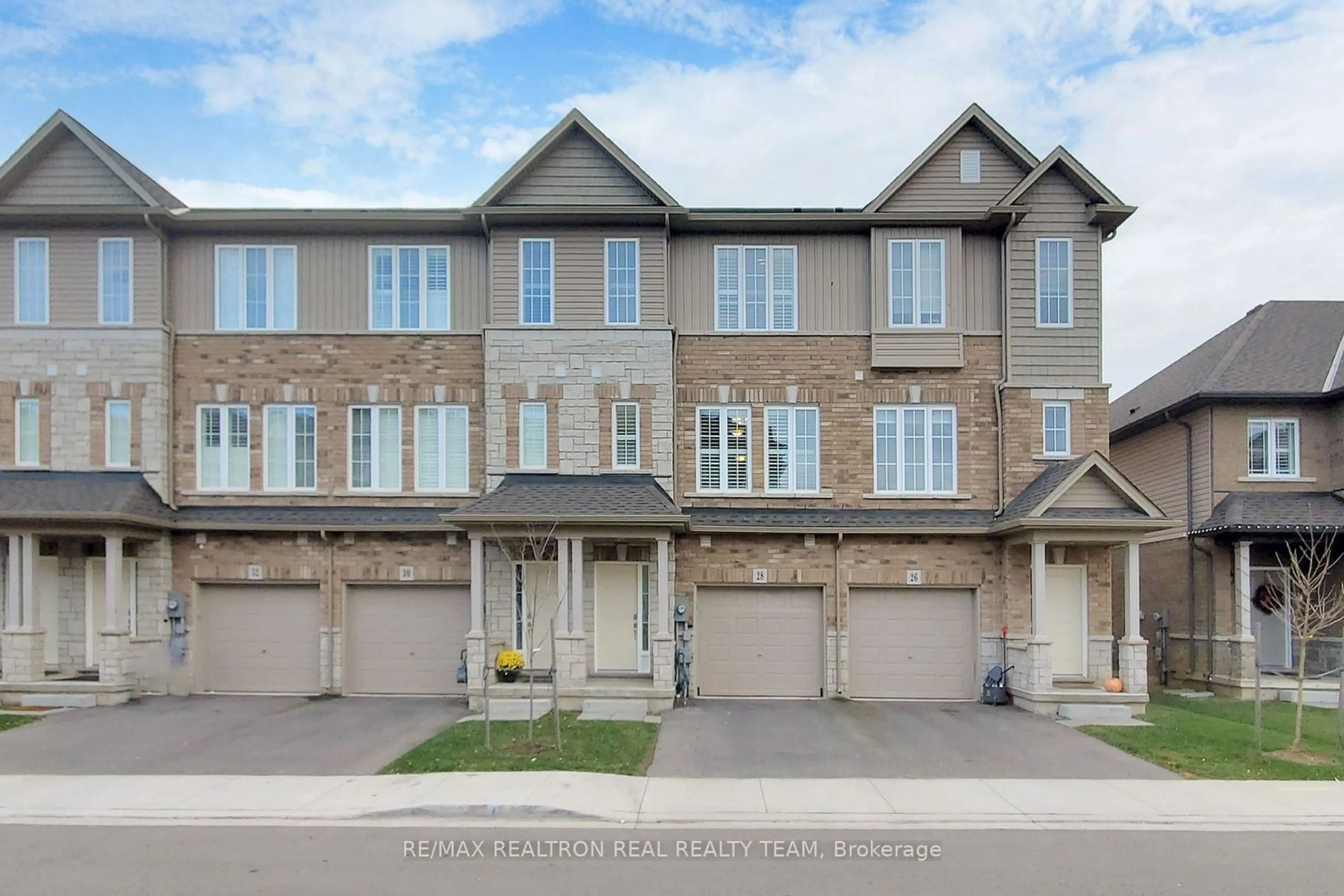 A pic from exterior of the house or condo, the street view for 28 Laguna Village Cres, Hamilton Ontario L0R 1P0