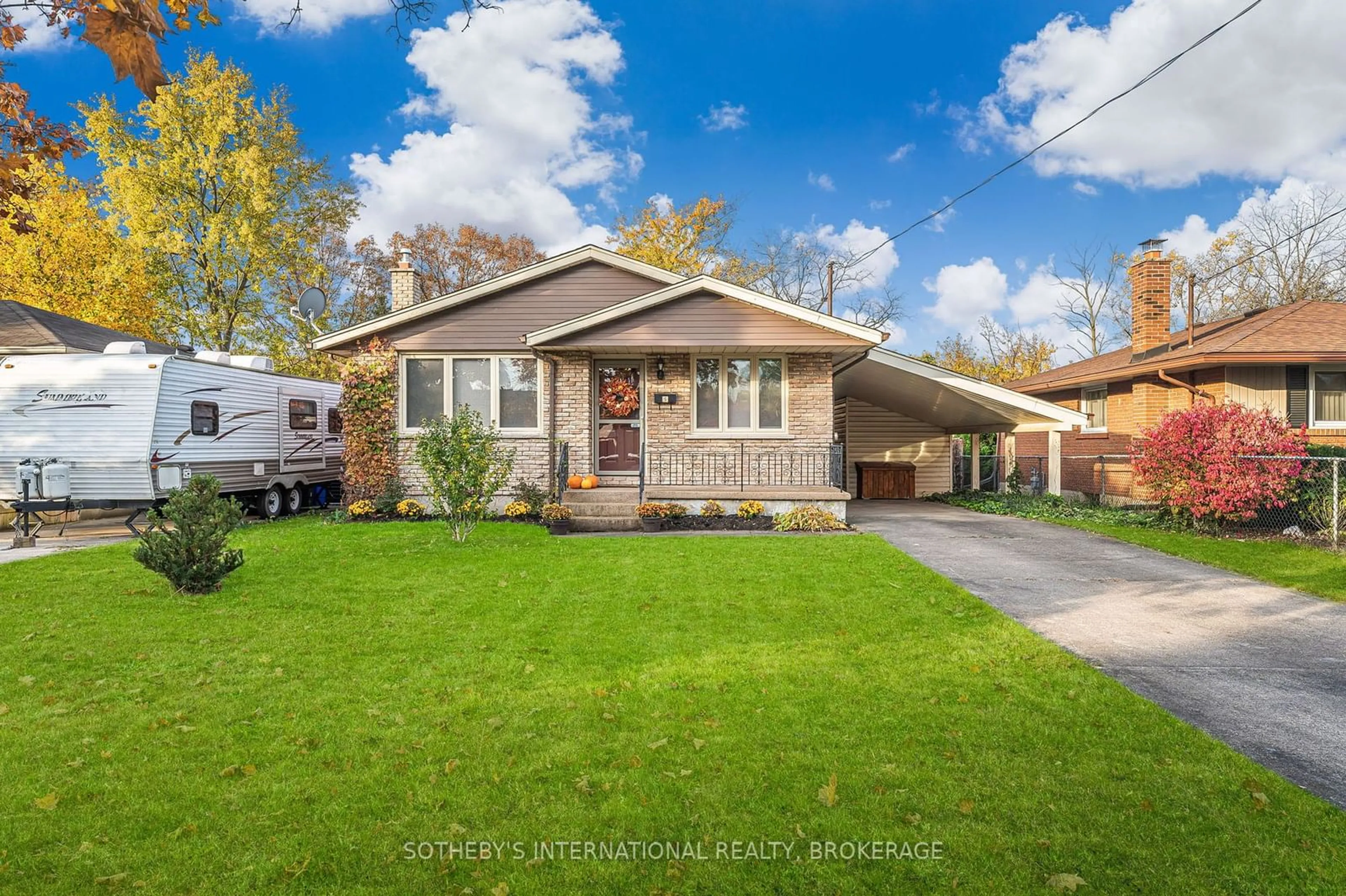 Frontside or backside of a home, cottage for 5 Hardwood Grve, St. Catharines Ontario L2P 1K3