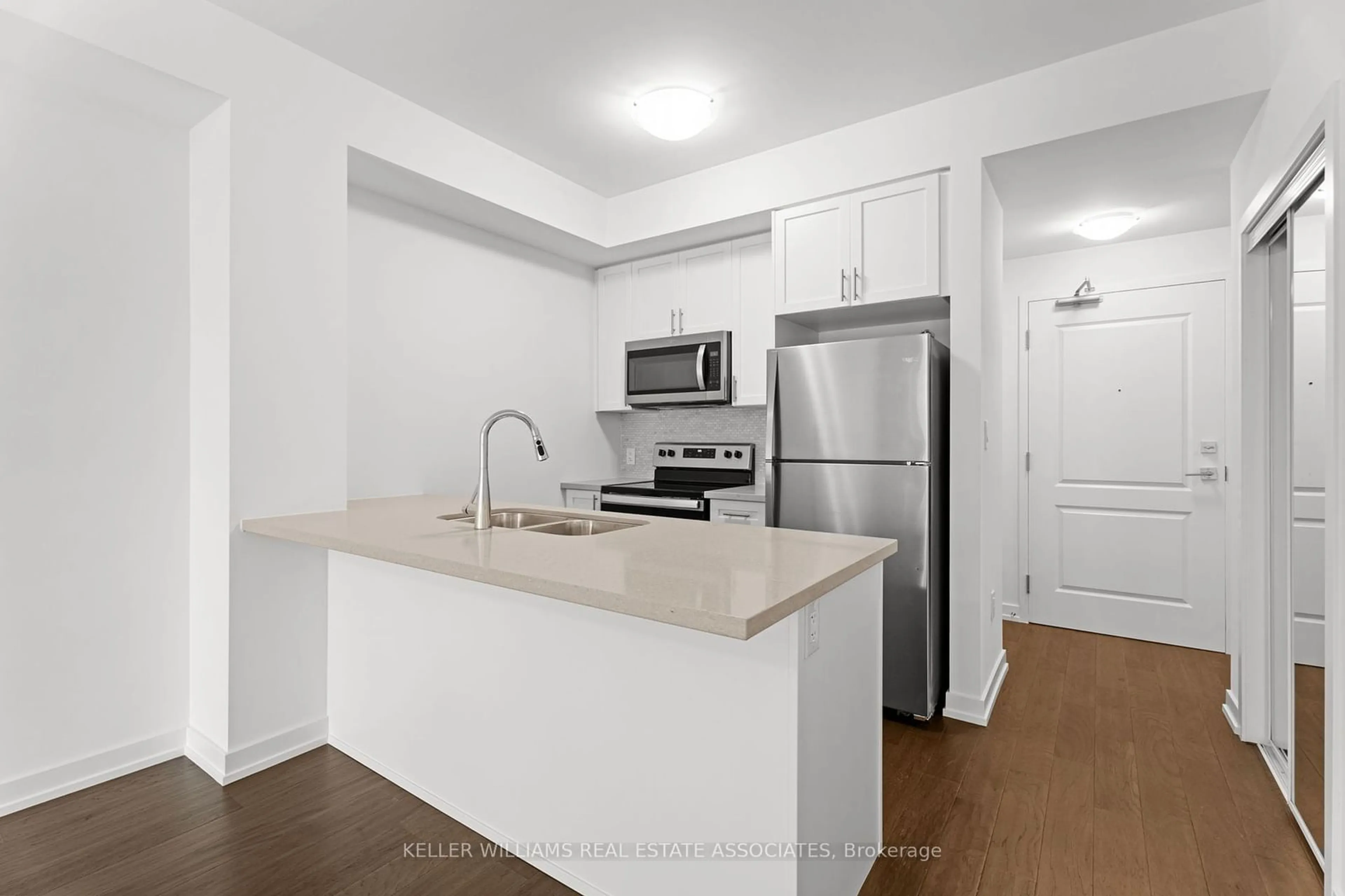 Standard kitchen for 460 Dundas St #434, Hamilton Ontario L8B 2A5