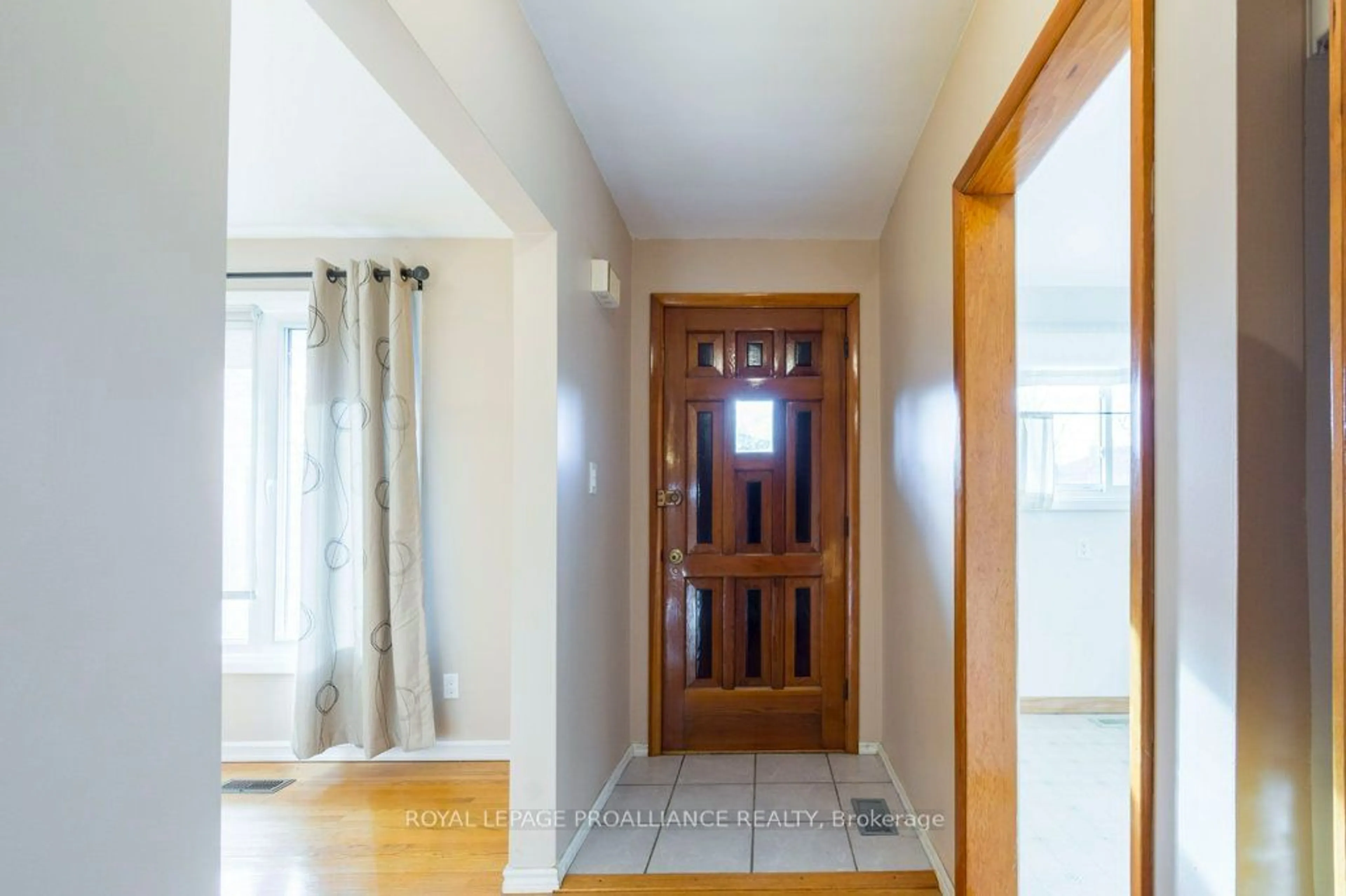 Indoor entryway, wood floors for 20 King George Sq, Belleville Ontario K8P 2A5