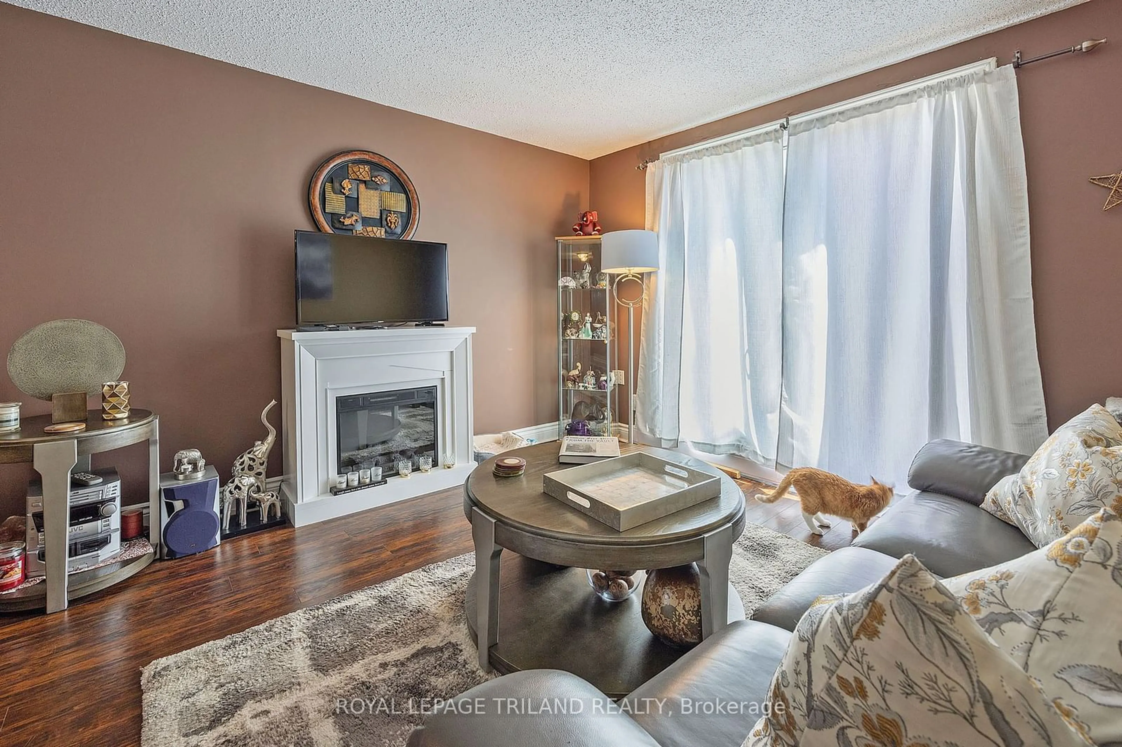 Living room, wood floors for 1919 Trafalgar St #75, London Ontario N5V 1A1