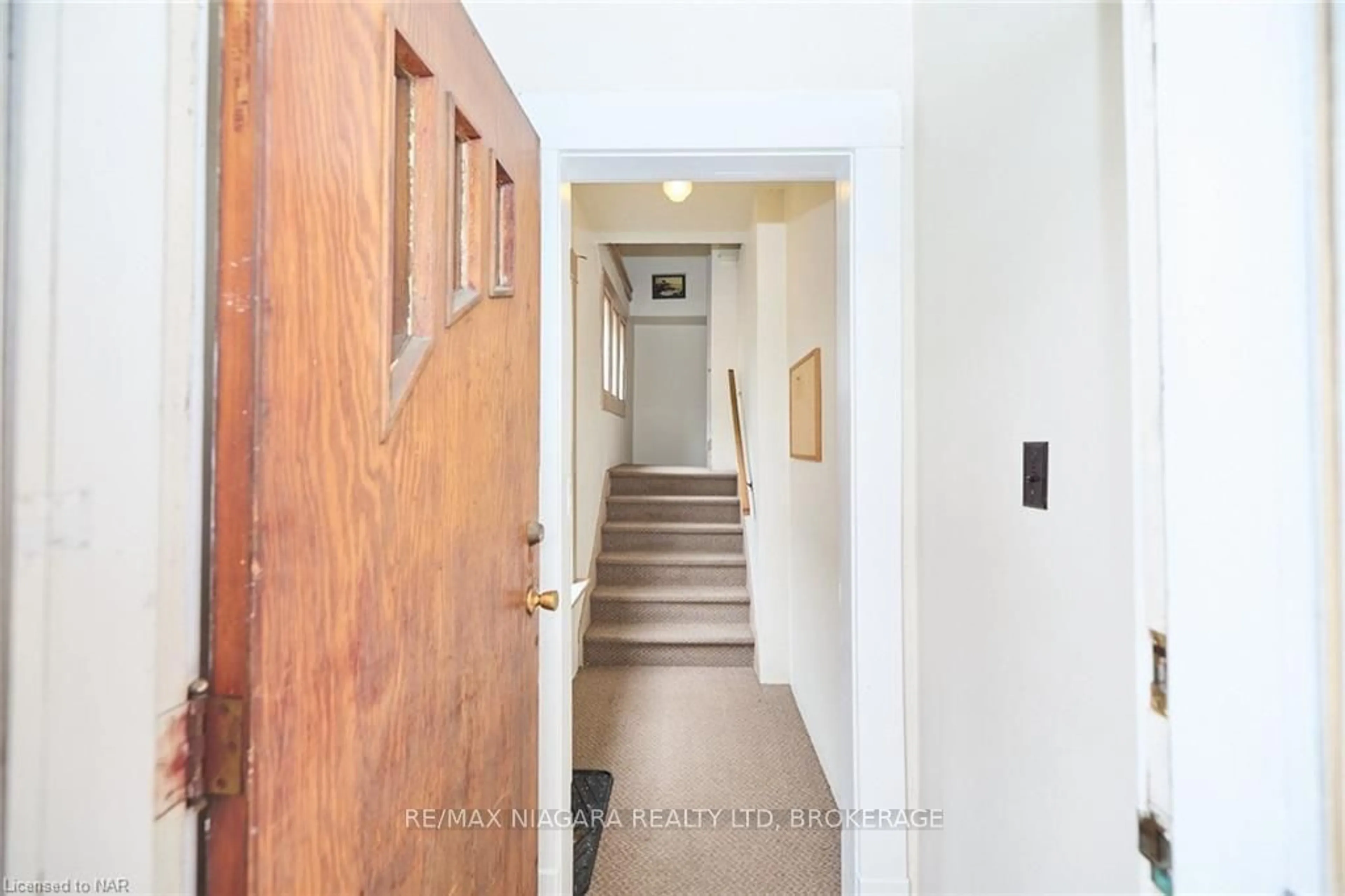 Indoor foyer, wood floors for 4889 Mcrae St, Niagara Falls Ontario L2E 1N9