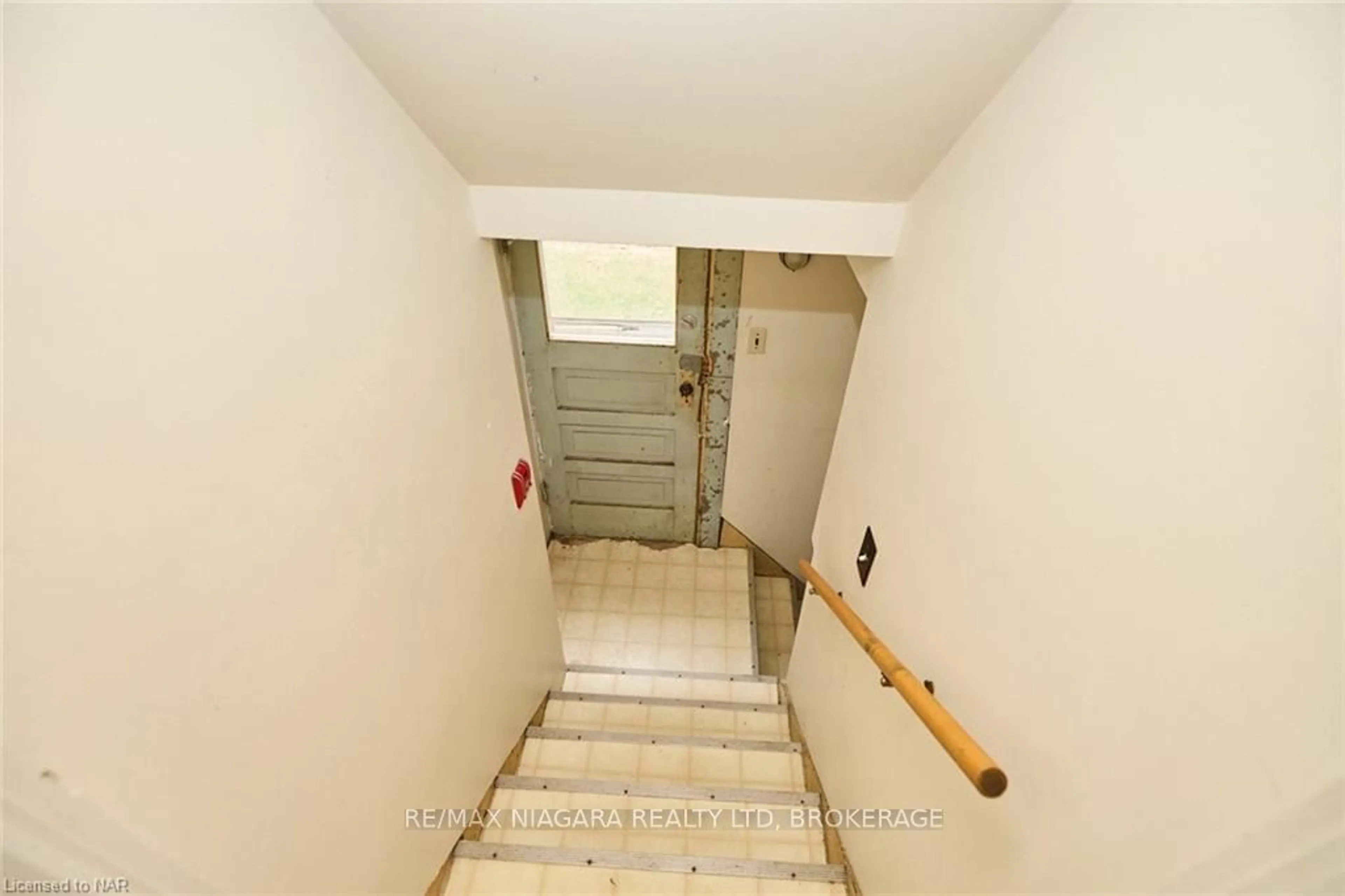 Indoor foyer, not visible floor for 4889 Mcrae St, Niagara Falls Ontario L2E 1N9