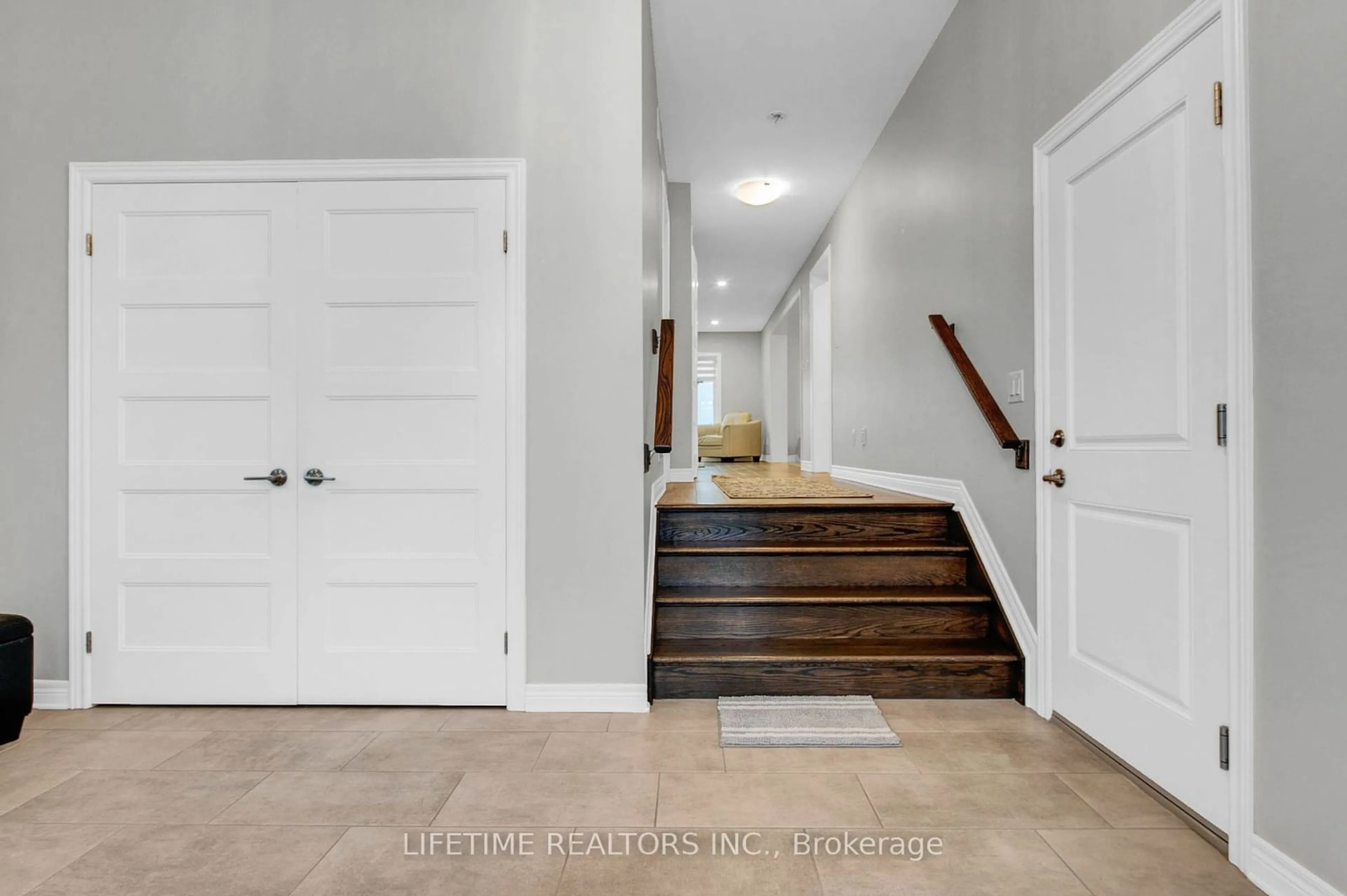 Indoor entryway, wood floors for 11 Hopkins St, Thorold Ontario L2V 0E6