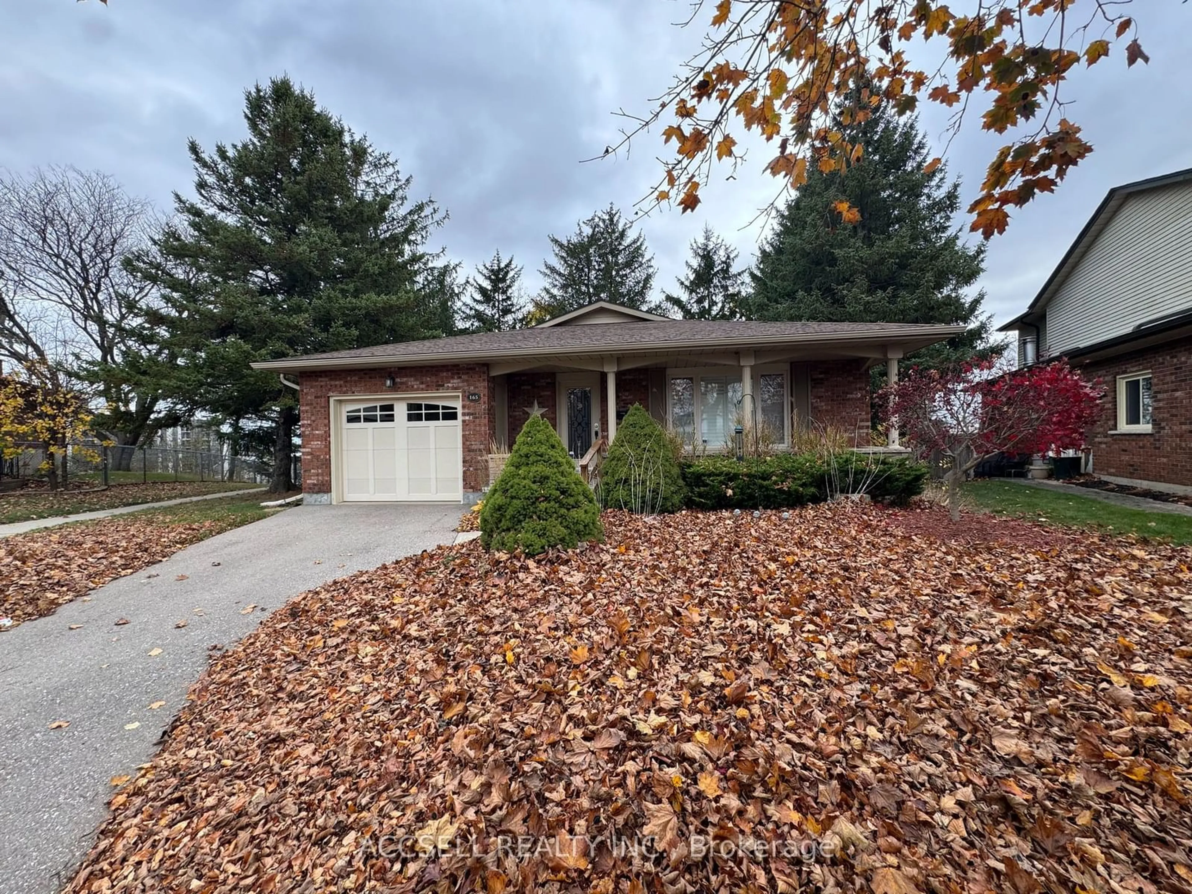 Frontside or backside of a home, the street view for 165 Georgian Pl, Kitchener Ontario N2B 3P1