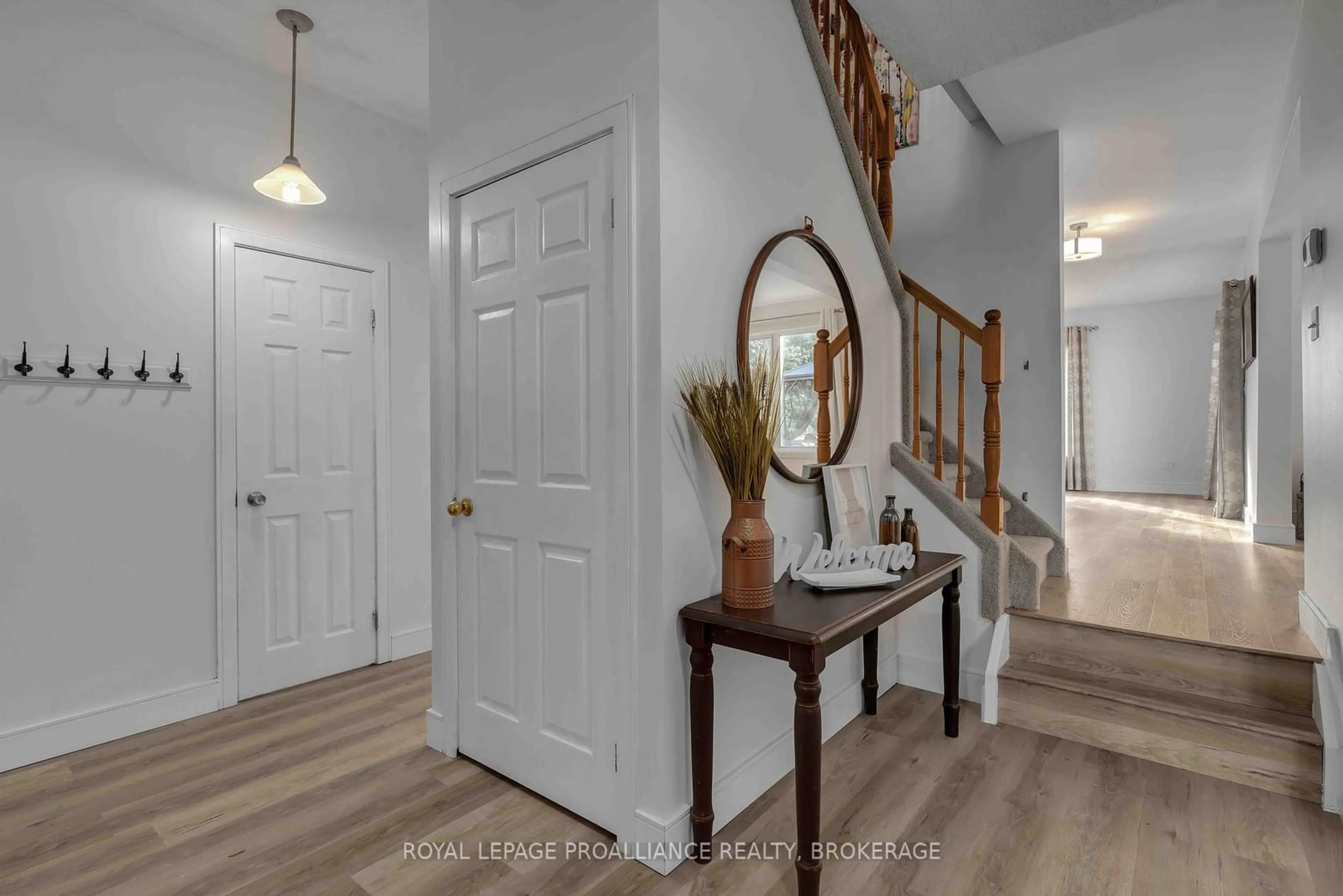 Indoor entryway, wood floors for 1001 Lombardy St, Kingston Ontario K7M 8M7