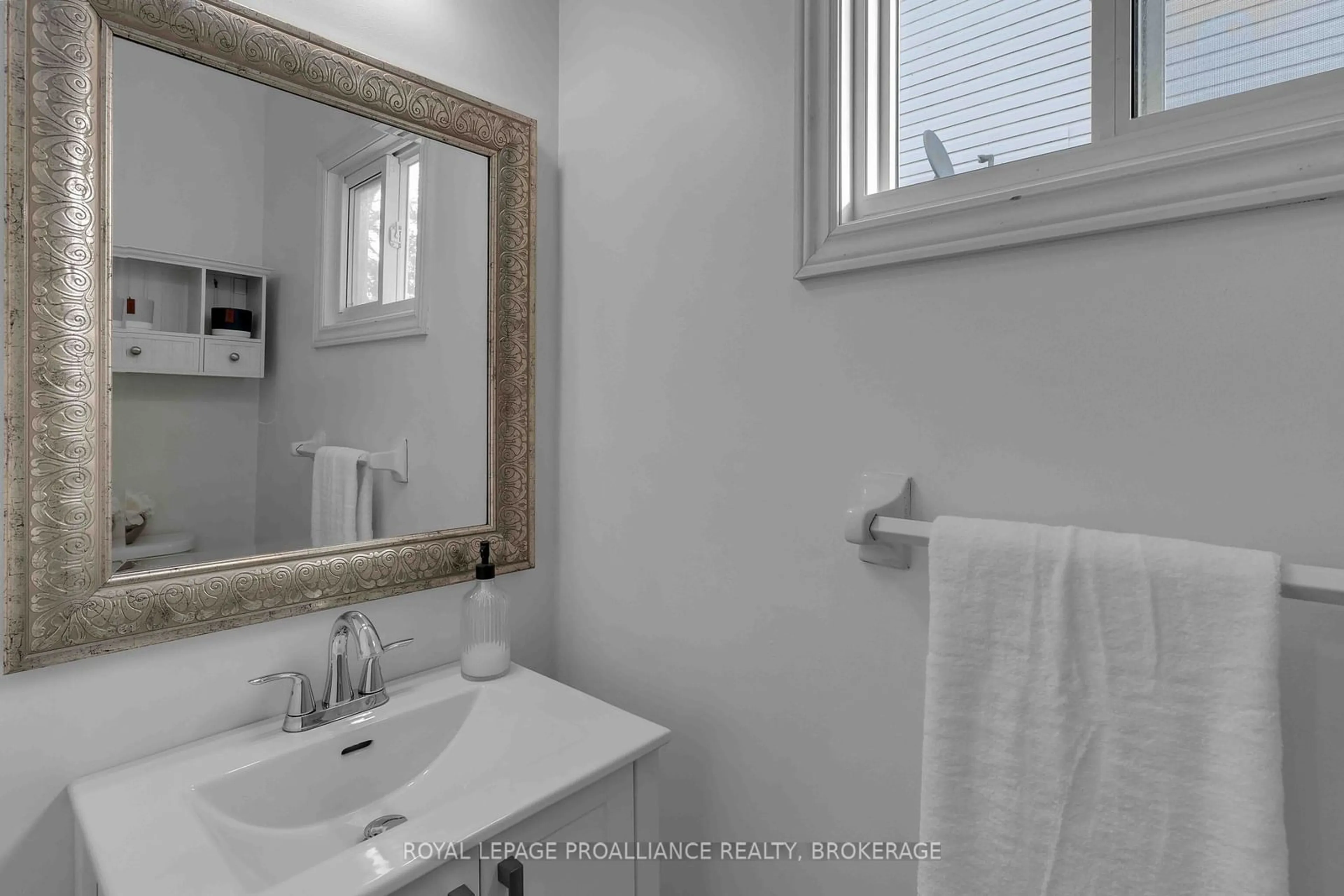 Bathroom, wood floors for 1001 Lombardy St, Kingston Ontario K7M 8M7