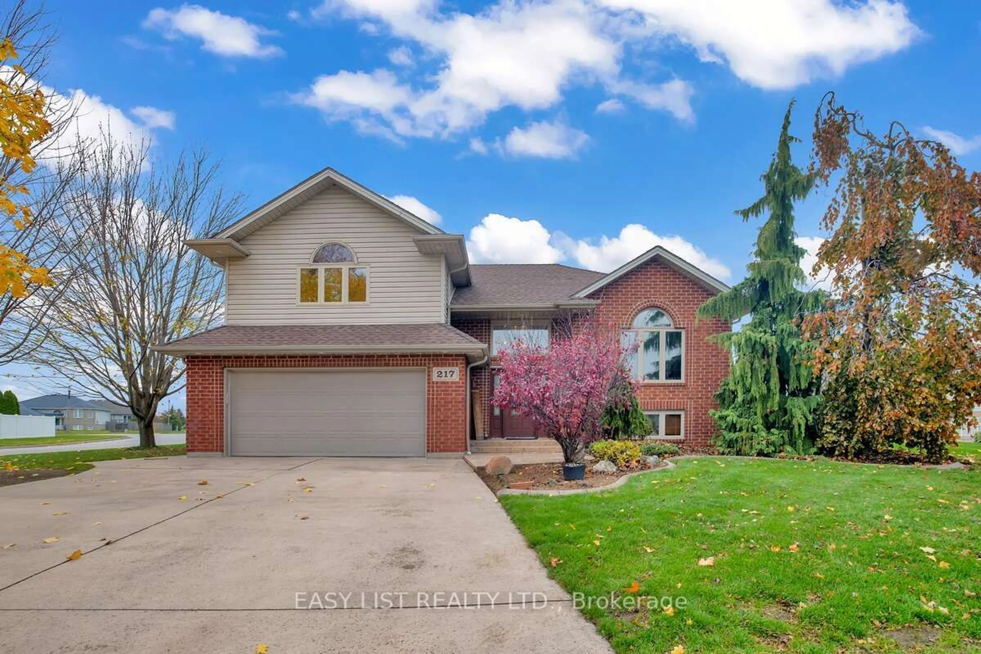 Frontside or backside of a home, the street view for 217 Maple Leaf Crt, Lakeshore Ontario N8L 0R2