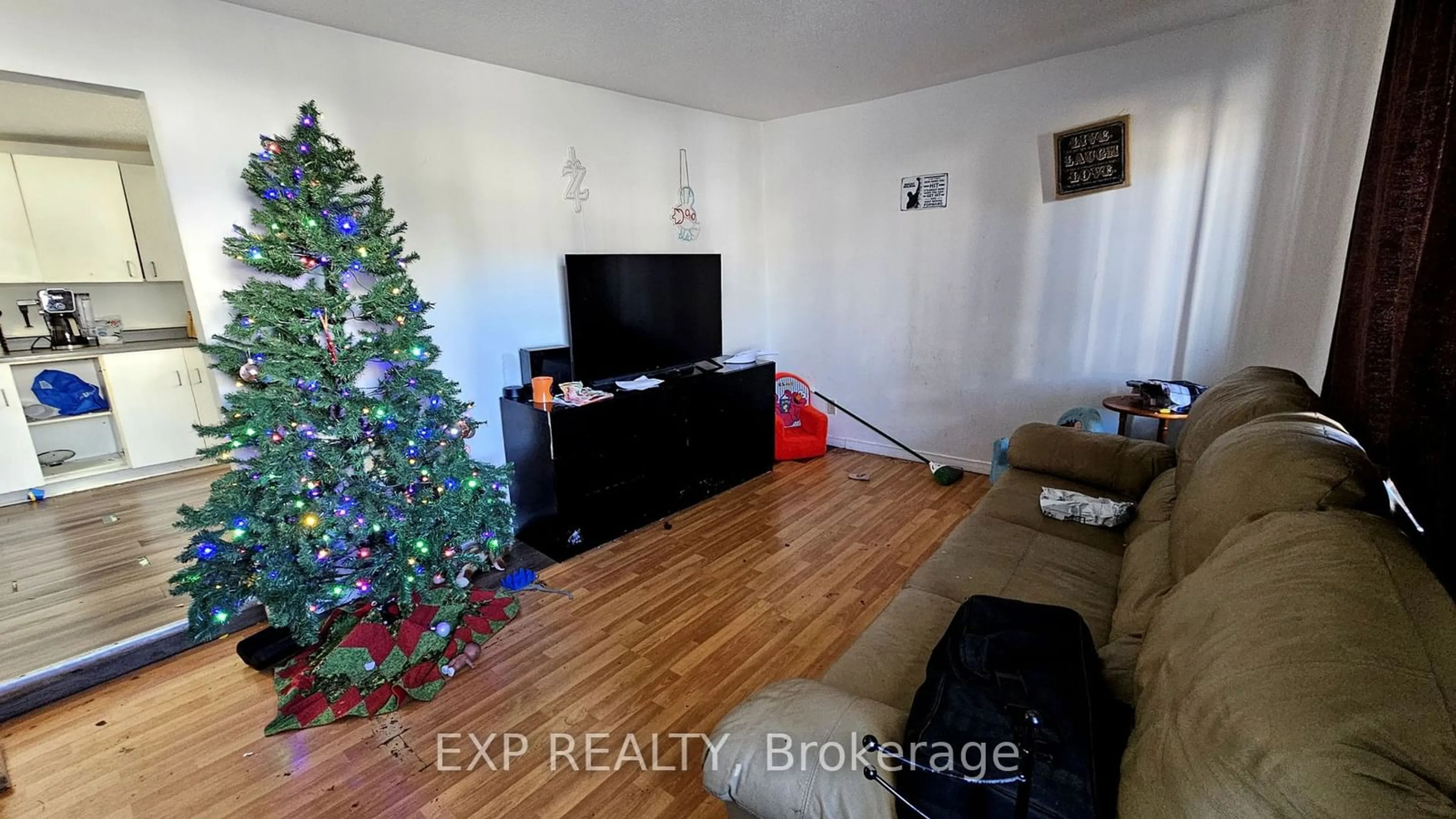 A pic of a room, wood floors for 150-152 Regent St, Hawkesbury Ontario K6A 1E8